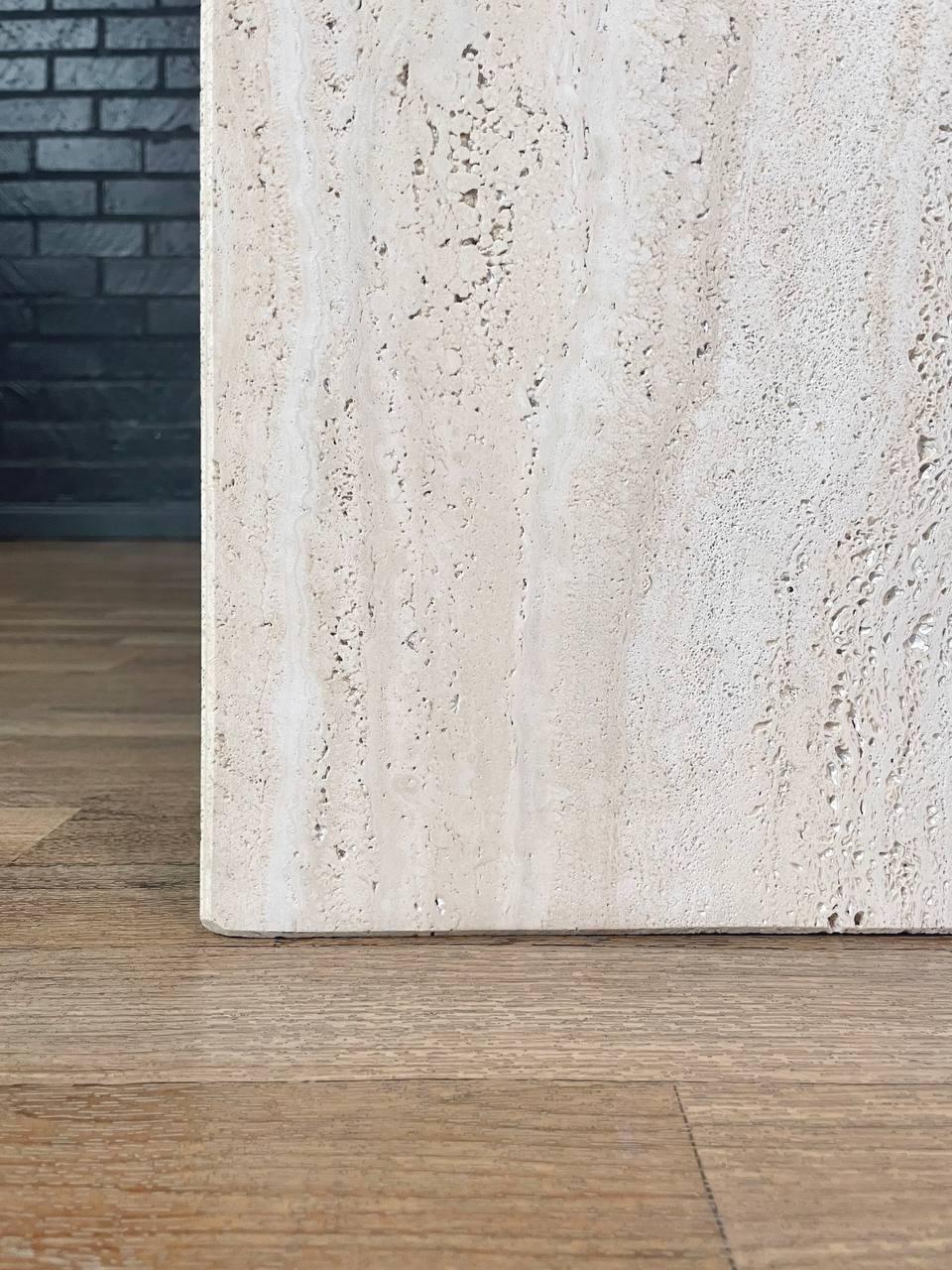 Table d'appoint italienne post-moderne en pierre de travertin et laiton par Artedi en vente 3