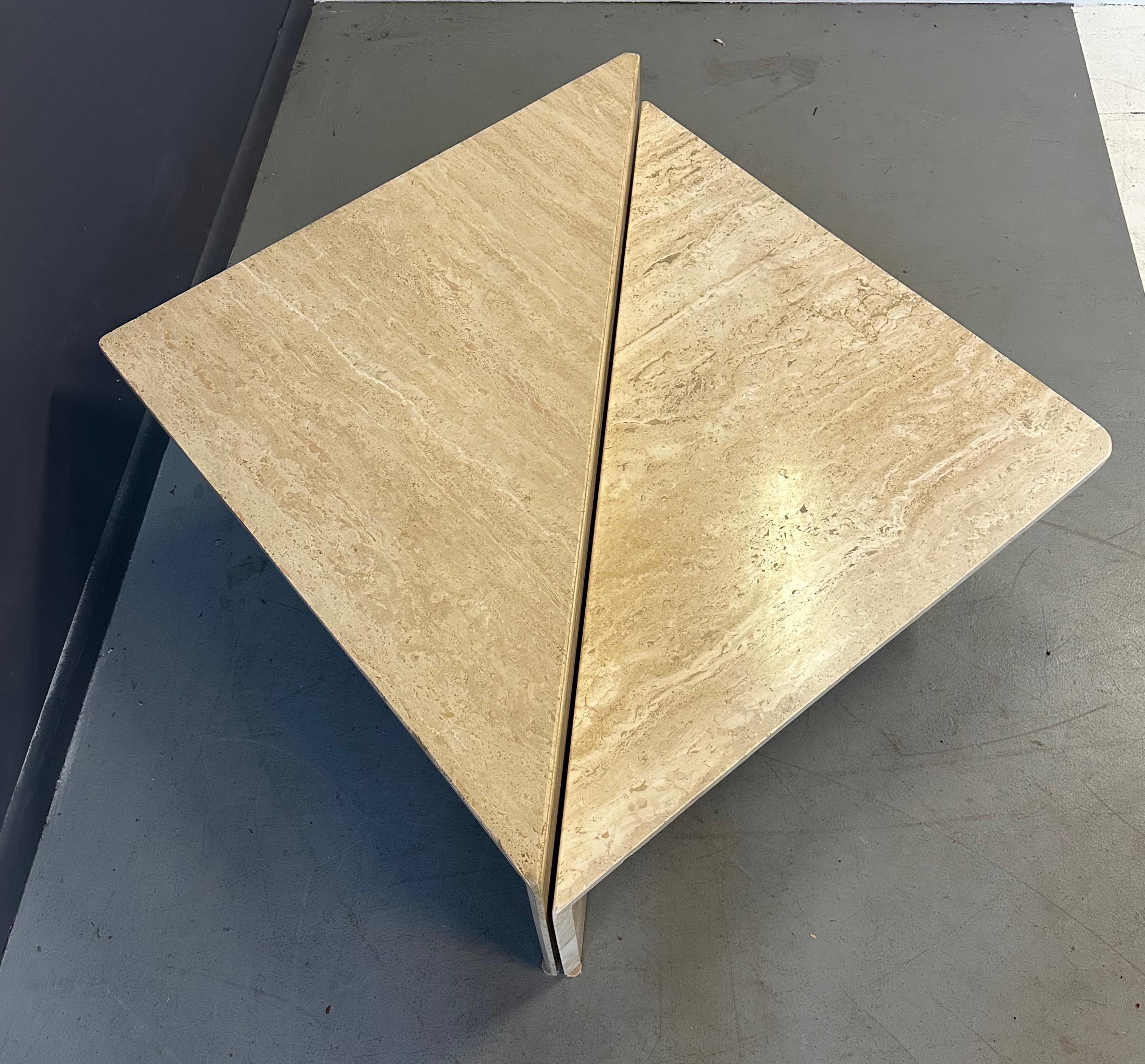 Cette table à cocktail italienne post-moderne est fabriquée à partir d'un luxueux marbre travertin et présente deux pièces qui s'emboîtent parfaitement. Le design intemporel ajoute une touche d'élégance à tout espace de vie. Fabriquée dans les