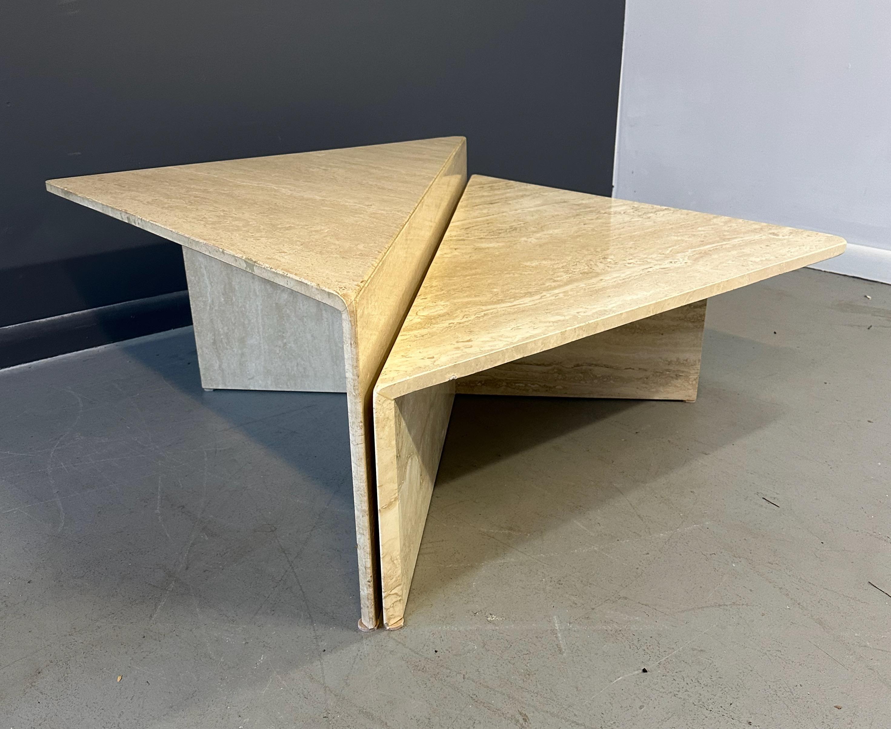 Postmoderne Table à cocktail 2 pièces en travertin et marbre triangulaire The Moderns Moderns en vente