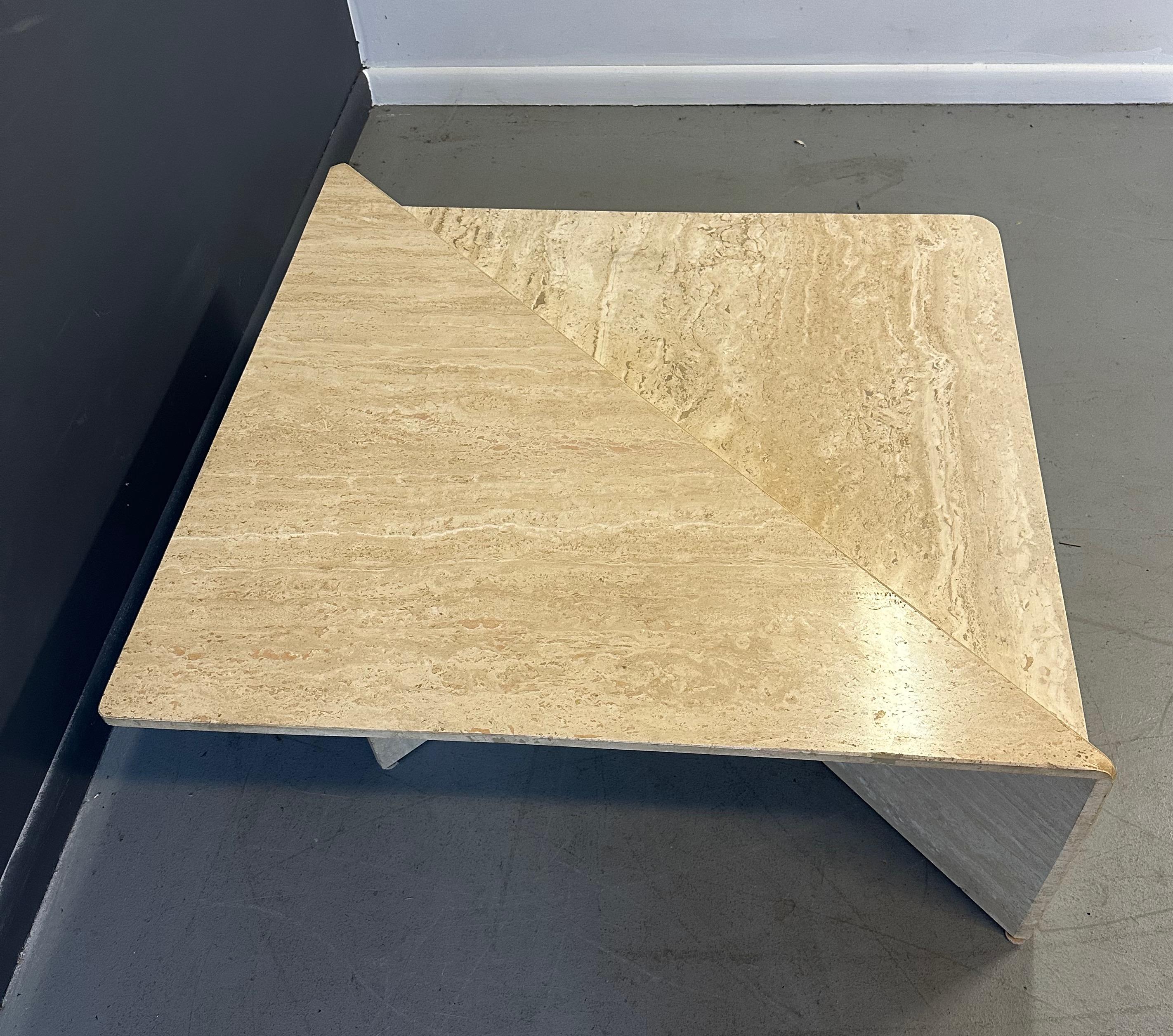 20ième siècle Table à cocktail 2 pièces en travertin et marbre triangulaire The Moderns Moderns en vente