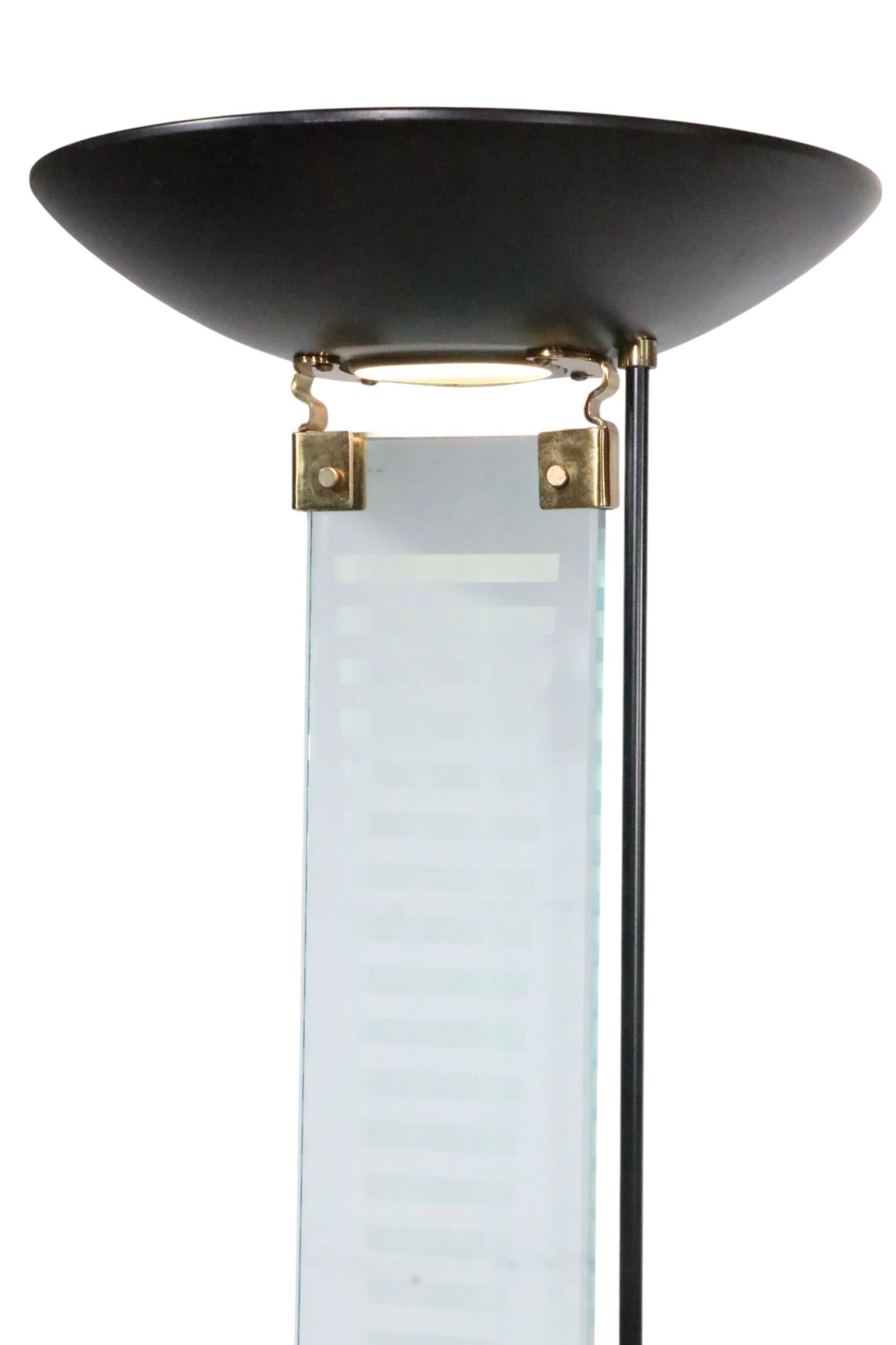 Sophisticated Post Modern Italian design halogen uplight, torchiere, floor lamp, attributed to Fontana Arte. The lamp features a thick etched glass vertical panel, which supports a black metal bowl shade. This example is in very good, original,