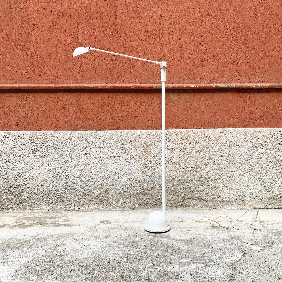 Italian post modern white metal and plastic floor lamp, 1980s
Floor lamp with metal and plastic structure with four different inclinations of the upper part of the structure, with directional lampshade and attack for halogen bulb.
1980s.
Good