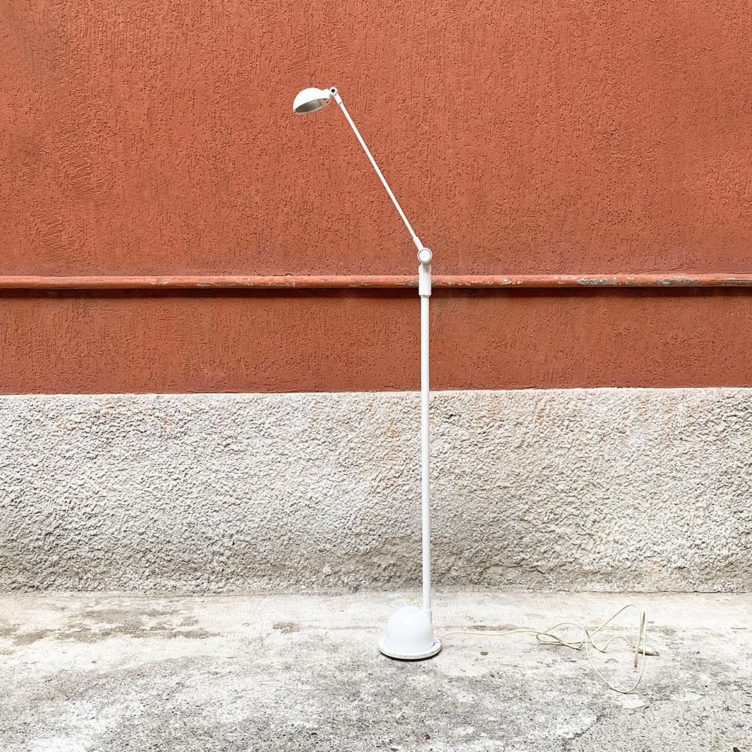 Lampadaire italien post-moderne en métal blanc et plastique, années 1980 Bon état - En vente à MIlano, IT