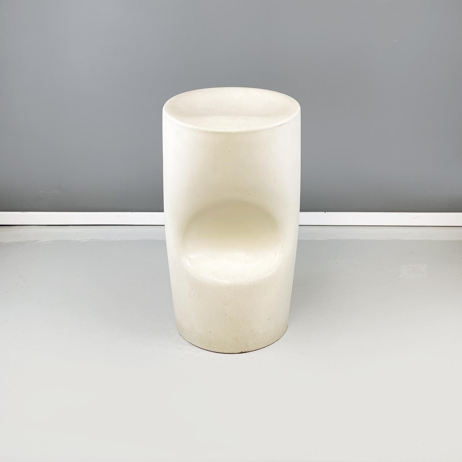 Italian space age Post Modern White Plastic Stool Tokyo Pop with Footres by Tokujin Yoshioka for Driade, 2000s
Stool mod. Tokyo Pop with a round base in white plastic with a matte finish. The structure has a soft and rounded silhouette. Footrest