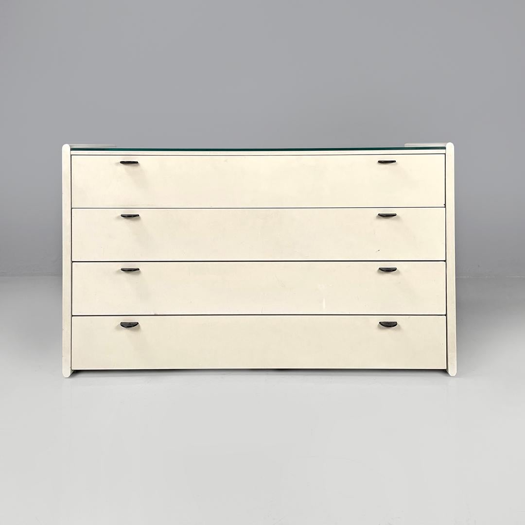 Italian post-modern white wood chest of drawers with black plastic handles 1980s In Fair Condition For Sale In MIlano, IT