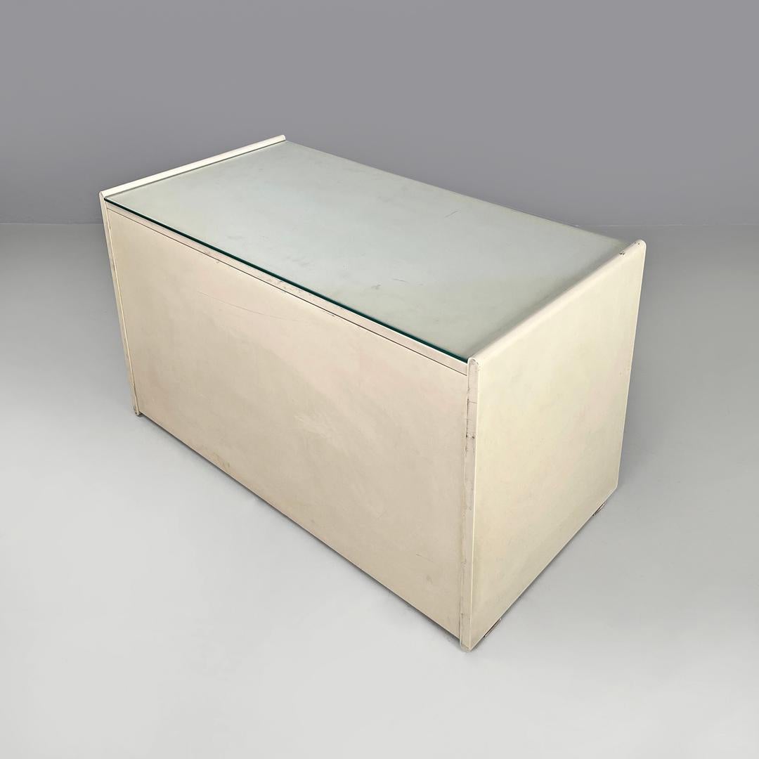 Italian post-modern white wood chest of drawers with black plastic handles 1980s For Sale 1