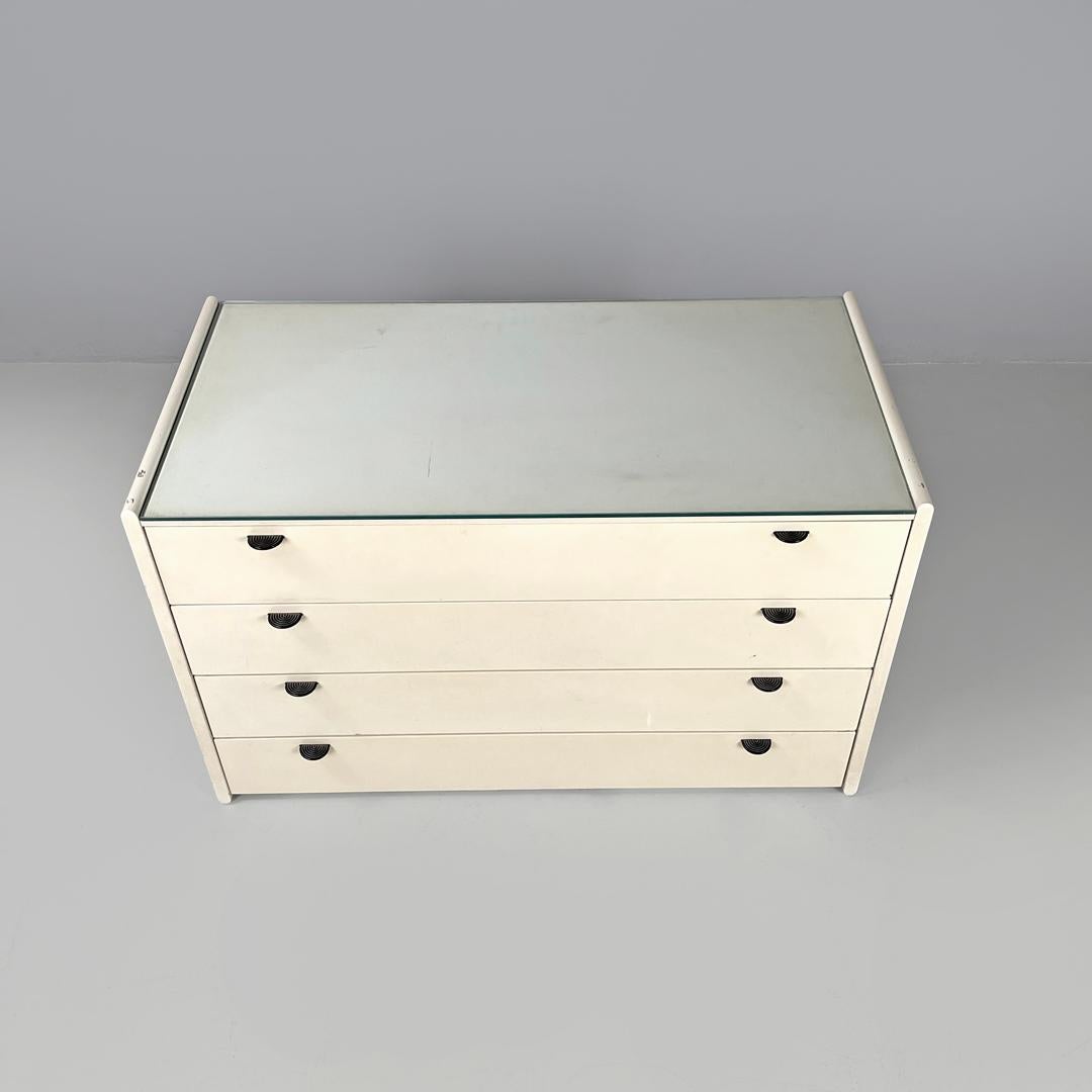 Cómoda italiana postmoderna de madera blanca con tiradores de plástico negro Años 80 en venta 2