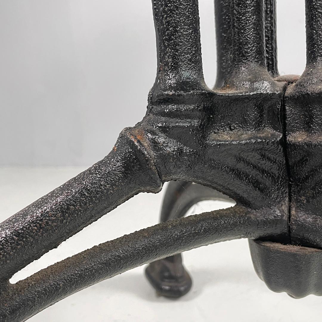 Table de bar italienne post-moderne et décorée en fonte noire, années 1990 en vente 9