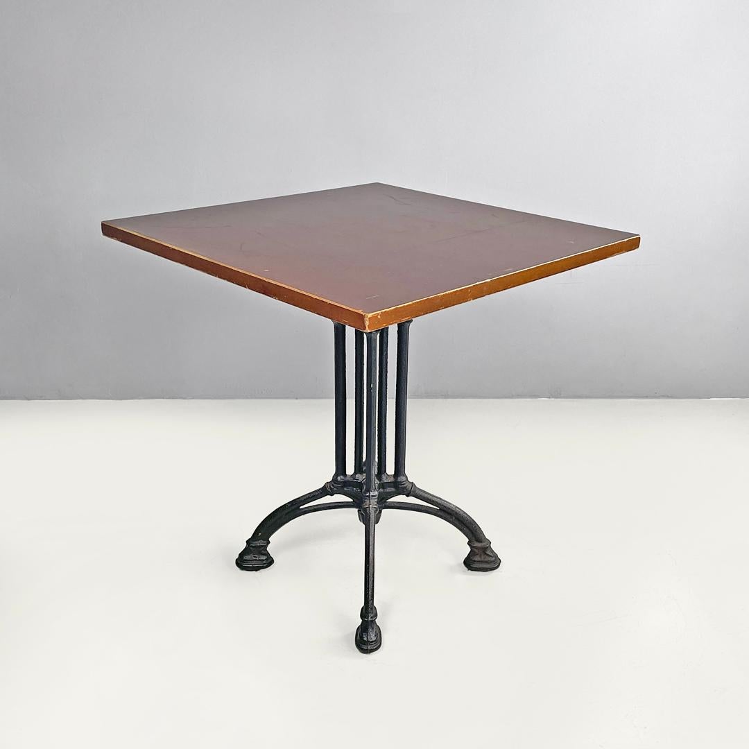 Table de bar italienne post-moderne et décorée en fonte noire, années 1990
Table de bar, de café ou de bistrot avec plateau carré en bois. La structure est en fonte peinte en noir et se compose de quatre tubes internes et de quatre tubes externes