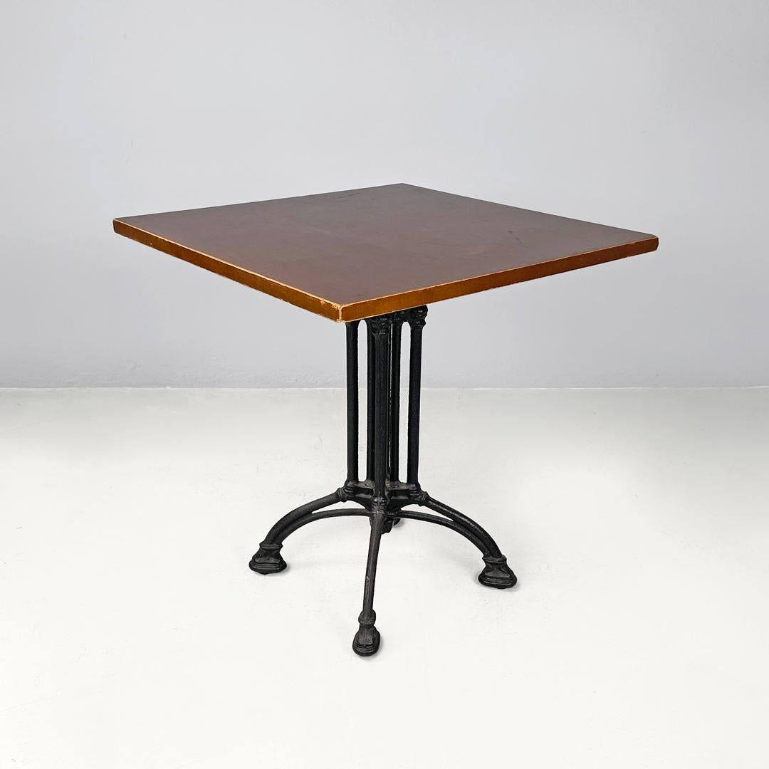 Italienische postmoderne Bartische aus Holz mit Holzplatte und verziertem schwarzem Gusseisen, 1990er Jahre
Bar-, Kaffee- oder Bistrotische mit quadratischer Holzplatte. Die Struktur besteht aus schwarz lackiertem Gusseisen und setzt sich aus vier
