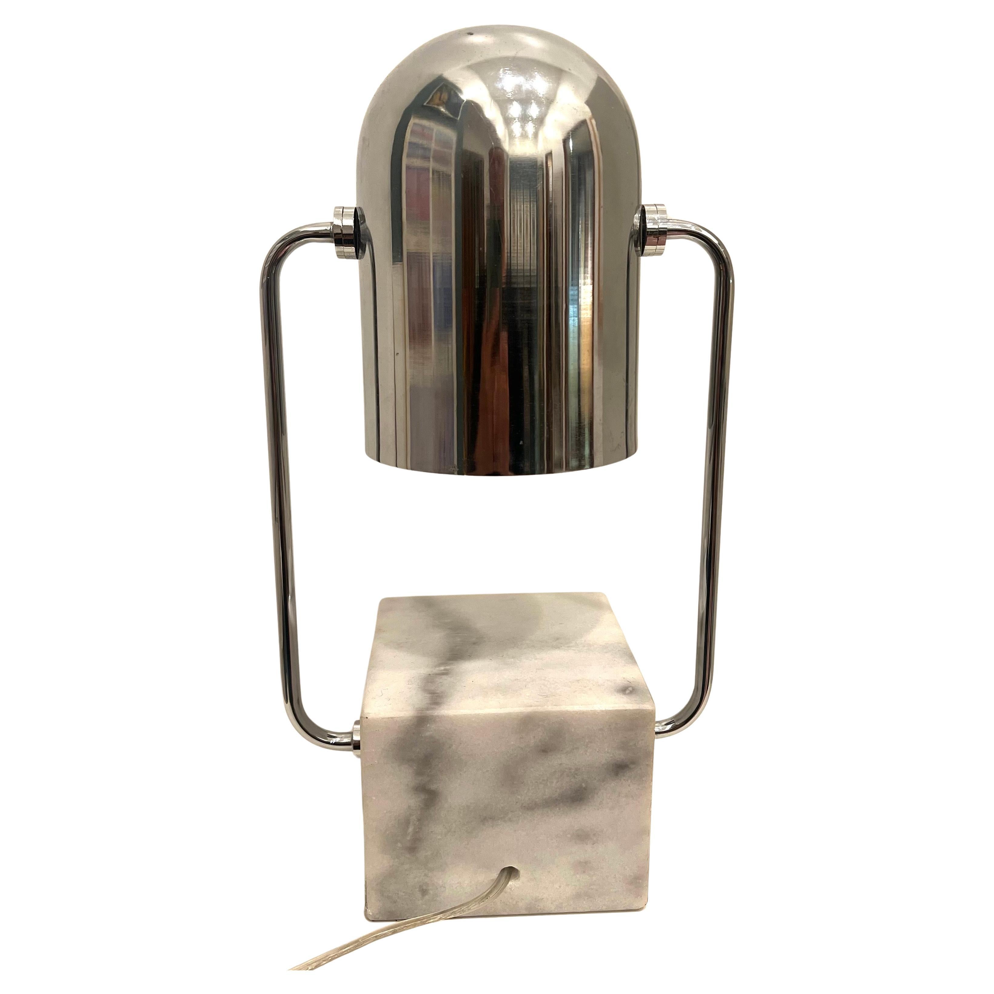 Favolosa lampada multidirezionale da scrivania in marmo e cromo, risalente agli anni '70, in ottime condizioni, lucidata e ricablata, di qualità e robustezza.