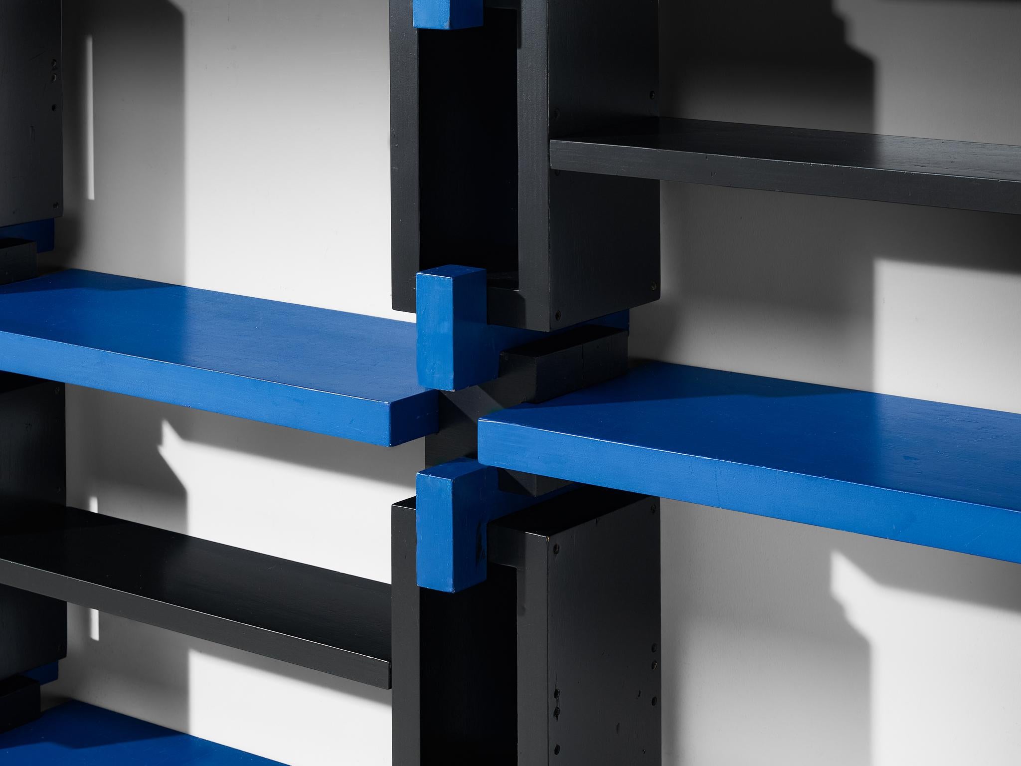 Unité murale architecturale postmoderne italienne en bois laqué noir et bleu en vente 2