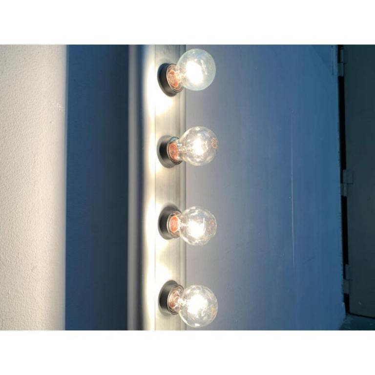 Rare wall lamp from the italian manufacturer artemide after a design by ernesto gismondi from the 80s.

a technical design made of aluminum and black plastic. The lamp can be mounted vertically or horizontally. The elongated luminaire body with