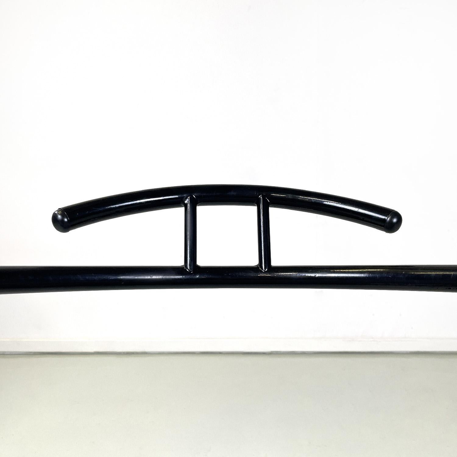 Chaises postmodernes italiennes en métal noir et tissu gris à assise ronde, années 1980. en vente 7