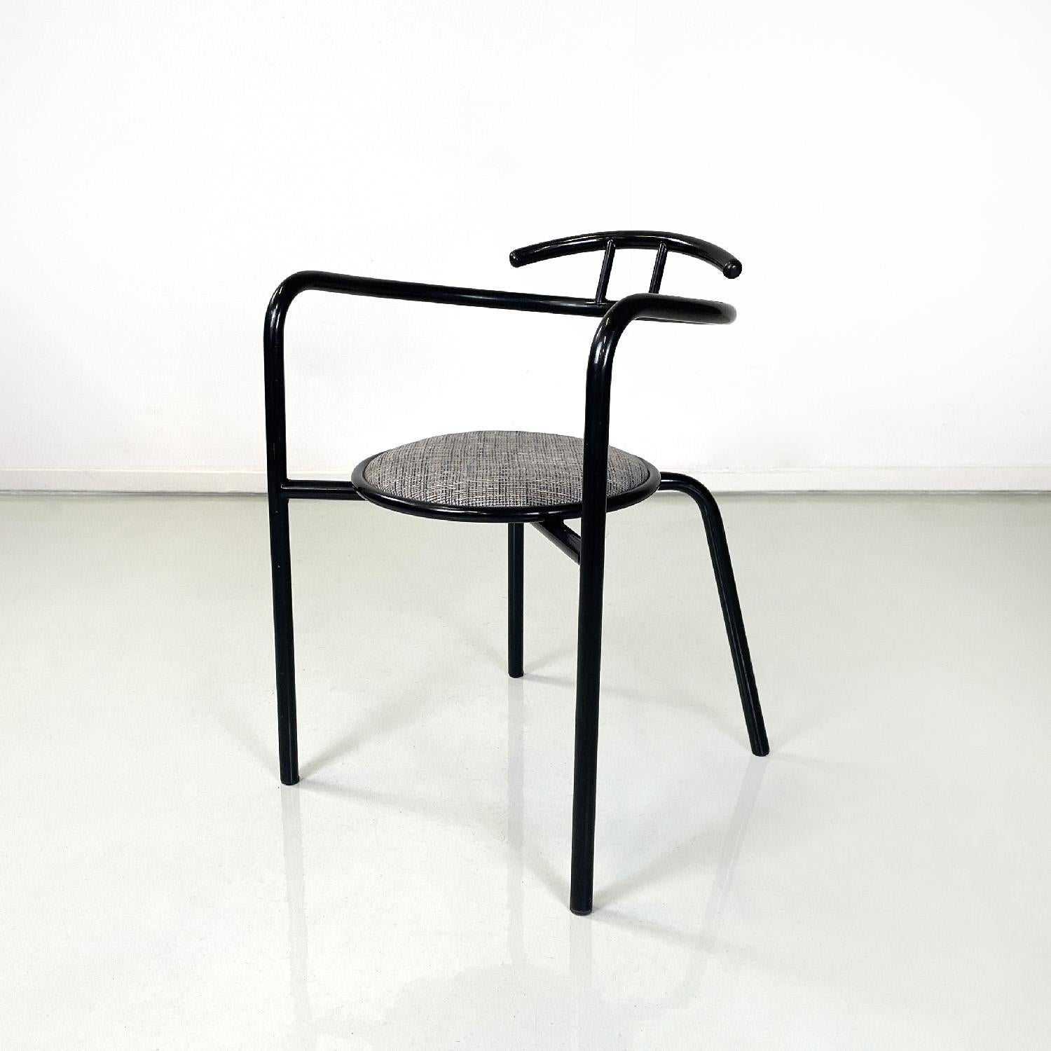 Chaises postmodernes italiennes en métal noir et tissu gris à assise ronde, années 1980.
Ensemble de dix chaises à assise ronde. La structure est en tige métallique peinte en noir qui se courbe pour former les accoudoirs et le dossier, qui dispose