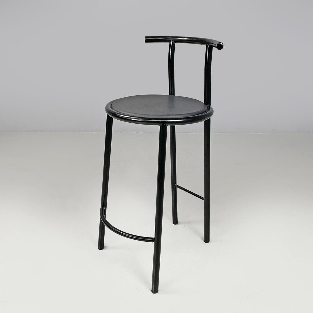 Tabourets postmodernes italiens en métal noir et caoutchouc par Fly Line, années 1990
Paire de tabourets avec structure en métal noir. Le dossier suit la ligne ronde de l'assise, qui est en caoutchouc noir. Les quatre pieds sont reliés deux à deux à