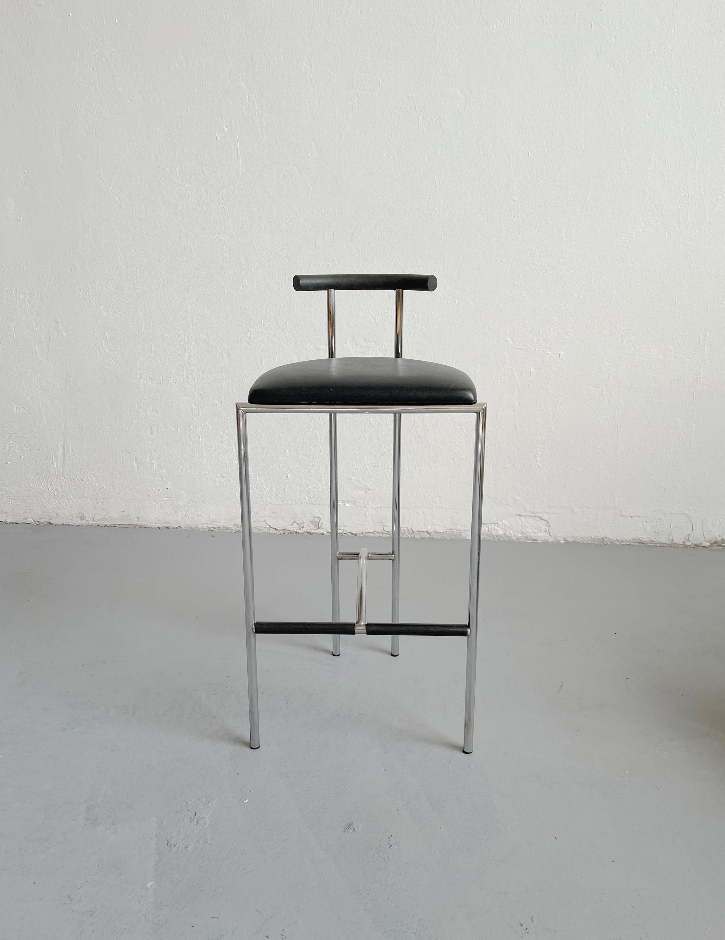 Tabouret de bar sculptural Icone, icône du design des années 1980. Conçu par Rodney Kinsman et produit par Bieffeplast. Italie. 

Le tabouret est doté d'une structure minimaliste en acier chromé et d'une assise en vinyle noir. La structure est