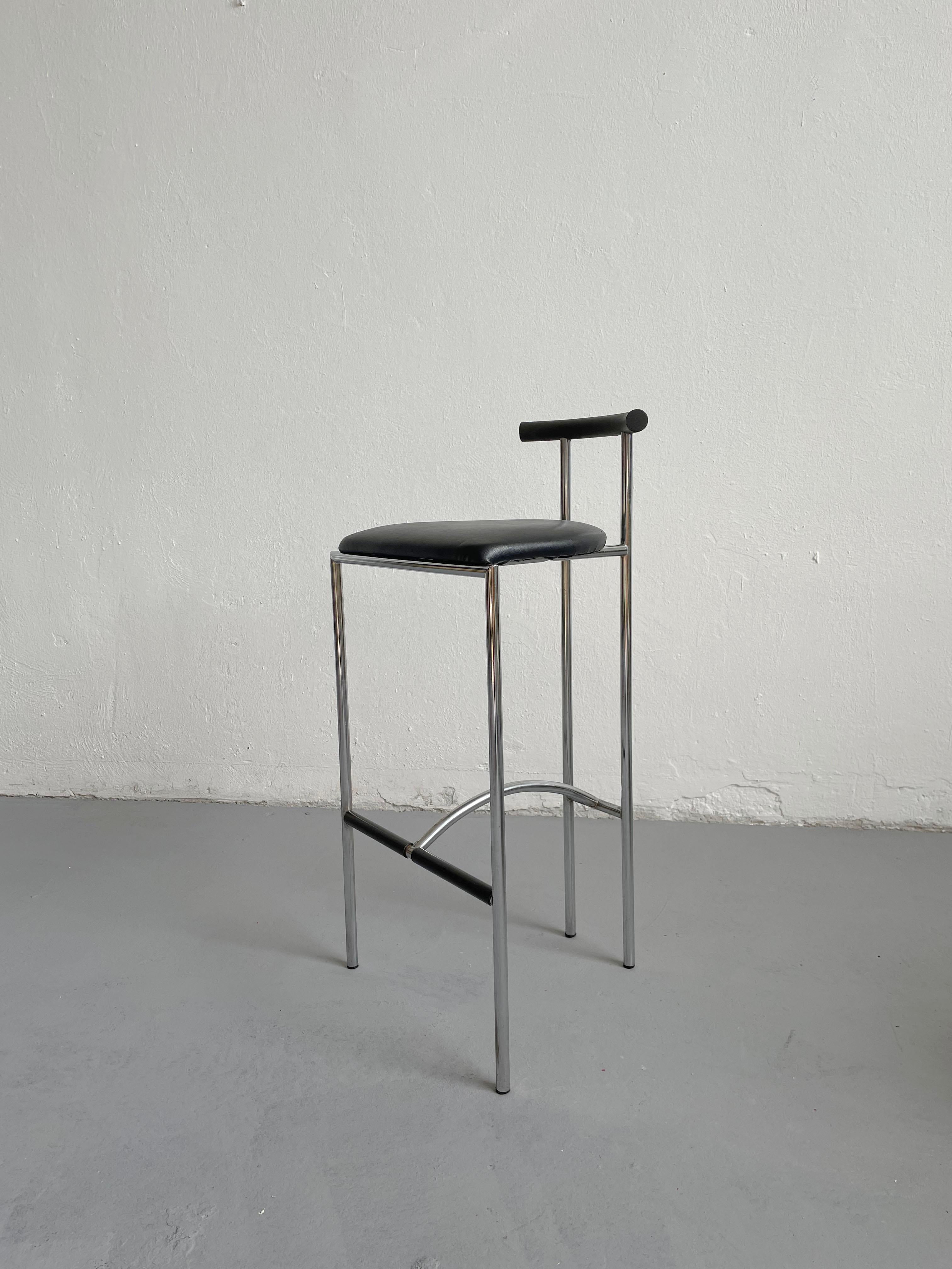 Fin du 20e siècle Tabouret de Tokyo noir postmoderne italien par Rodney Kinsman pour Bieffeplast, 1985 en vente