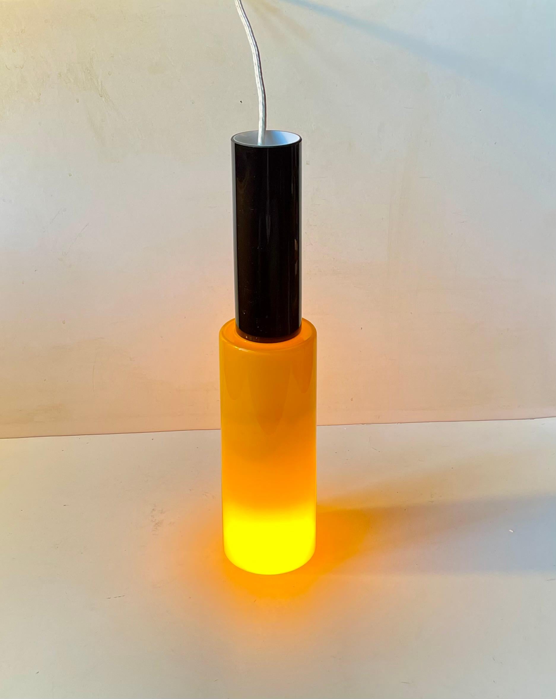 A tall mallet shaped hanging light featuring a cylindrical hand-blown yellow and black glass. Made anonymously in Italy during the 1980s. Measurements: H: 40 cm, Diameter: 10/6 cm (base/top). It comes installed with 3 meters new white cord and new