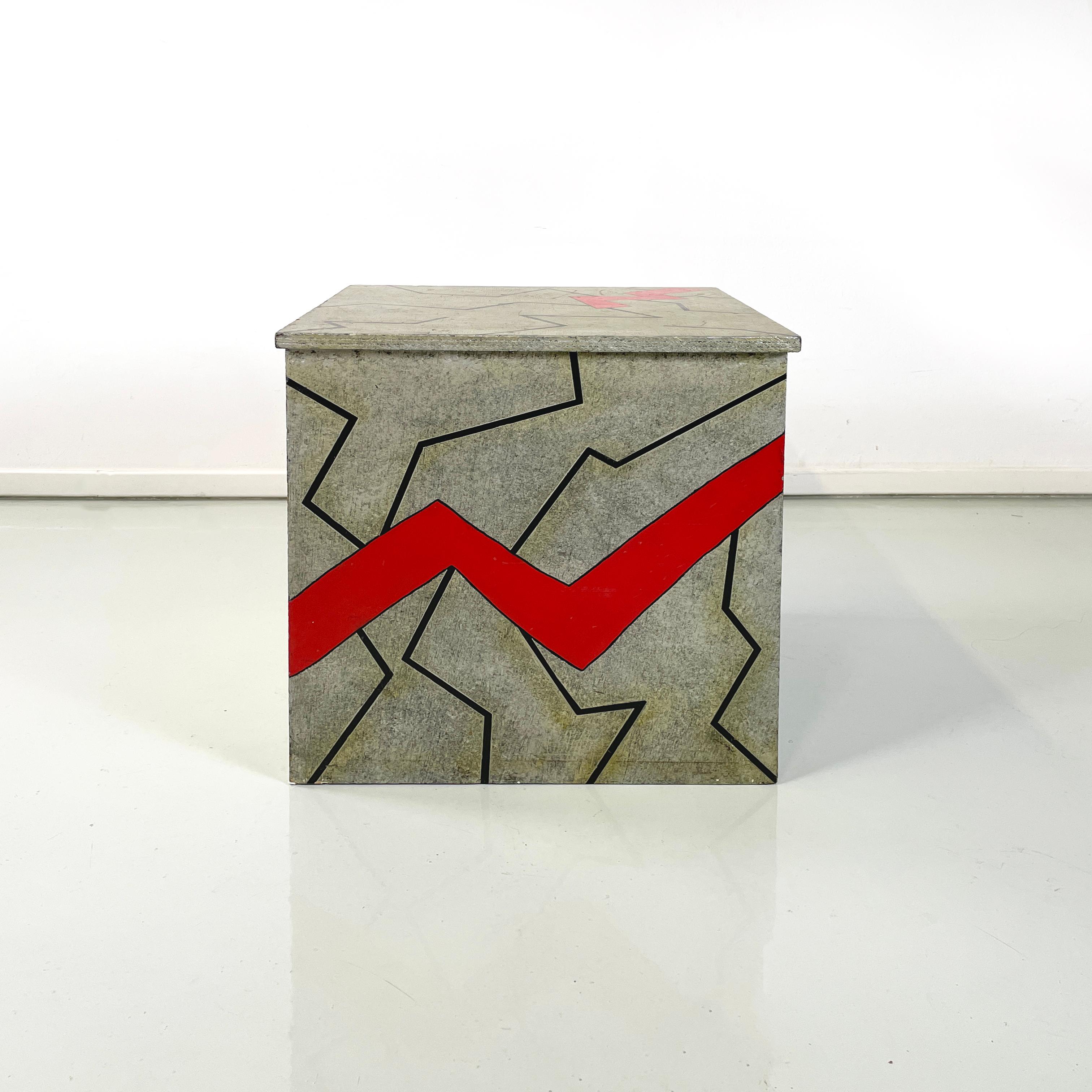 Italian postmodern Chest of drawers bedside table in gray wood with pattern 1990 In Good Condition For Sale In MIlano, IT