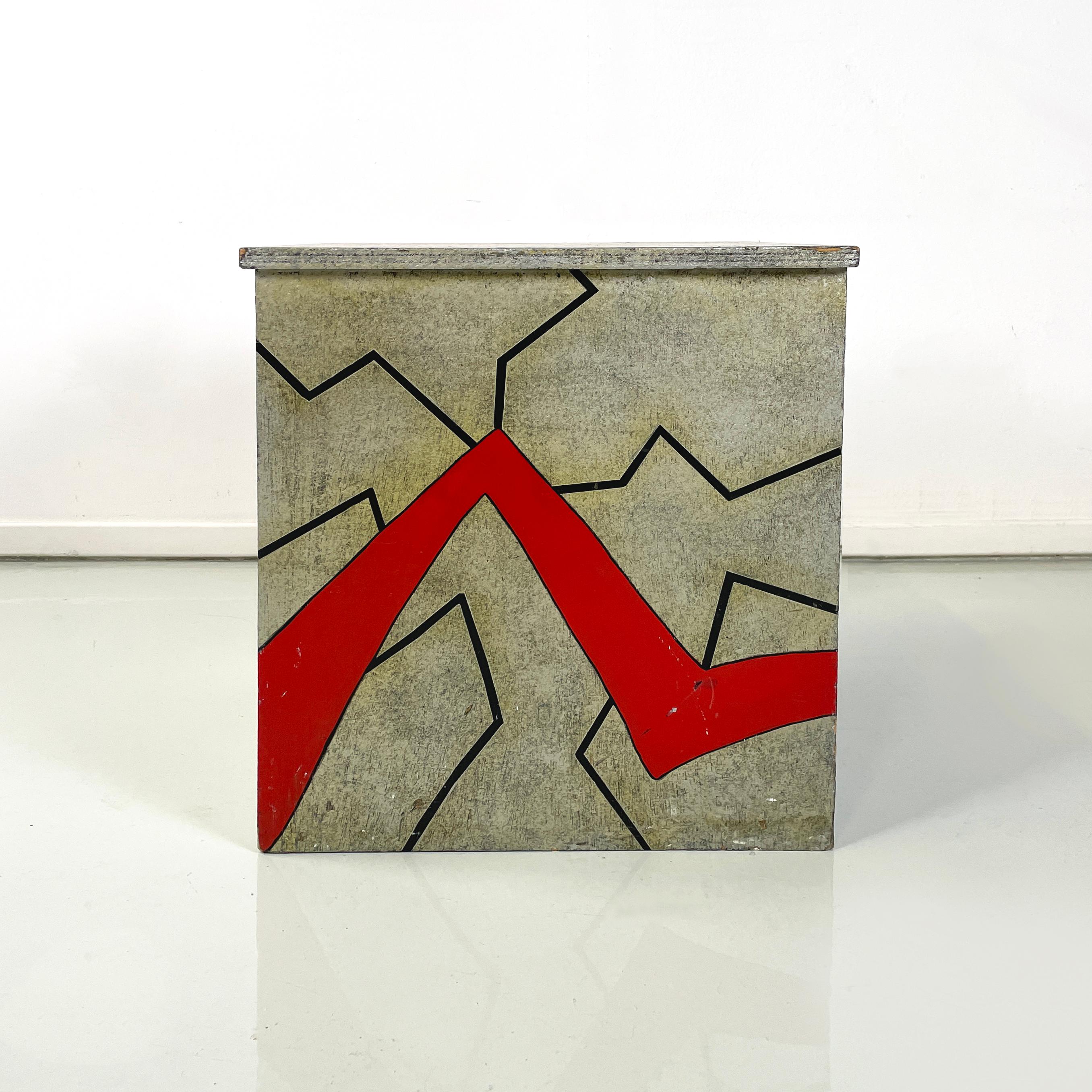 Table de chevet postmoderne italienne en bois gris avec motif 1990 Bon état - En vente à MIlano, IT