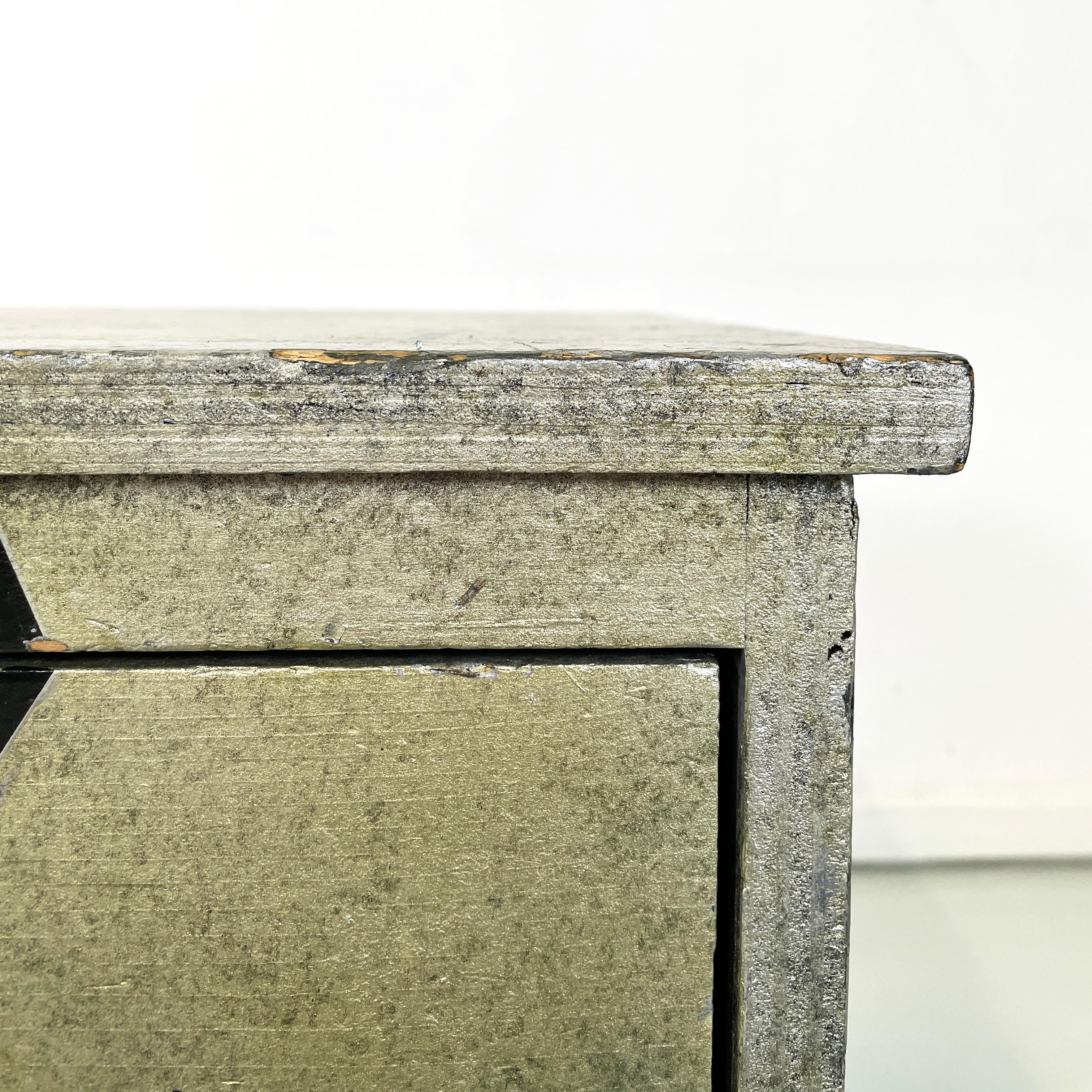 Bois Table de chevet postmoderne italienne en bois gris avec motif 1990 en vente
