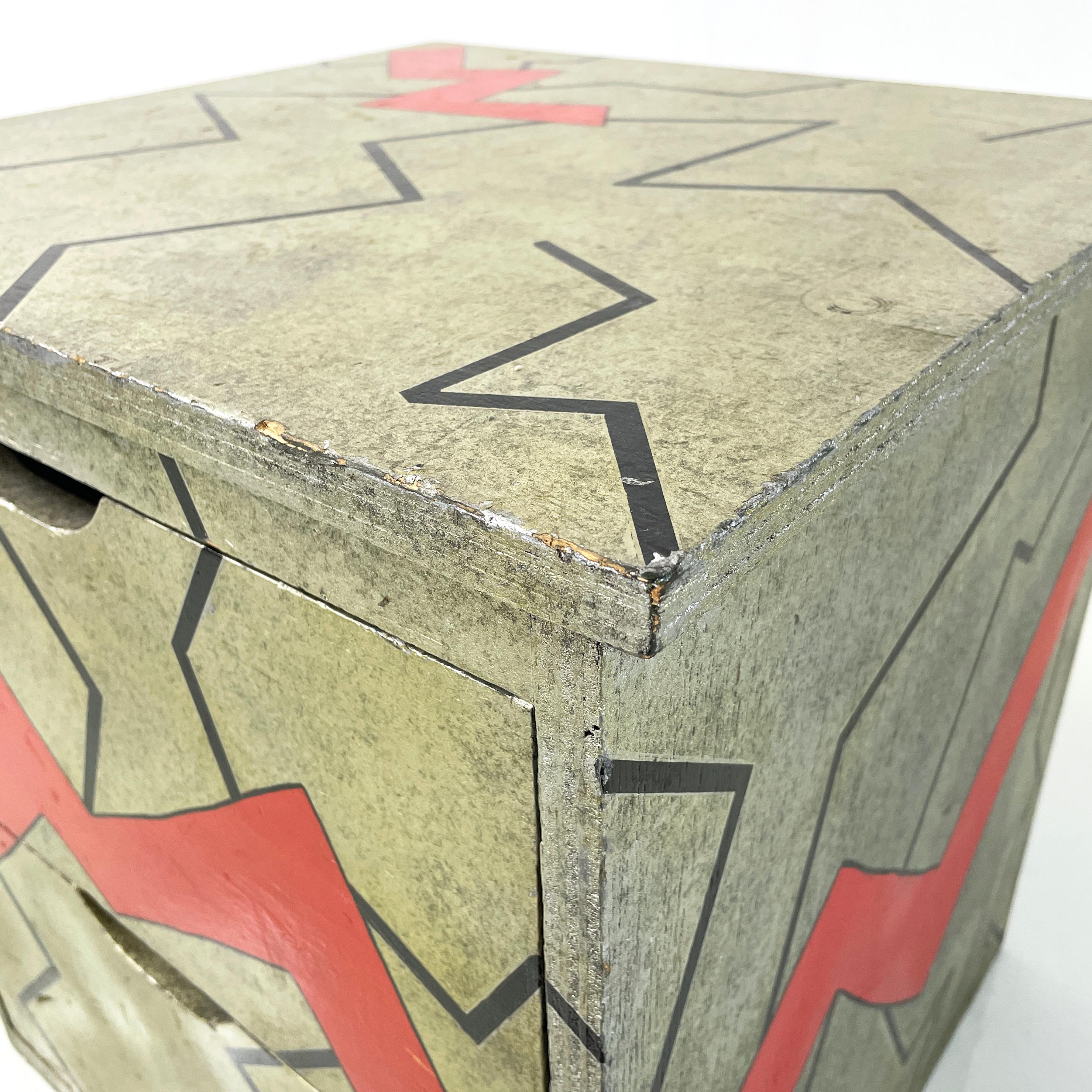 Italian postmodern Chest of drawers bedside table in gray wood with pattern 1990 For Sale 3