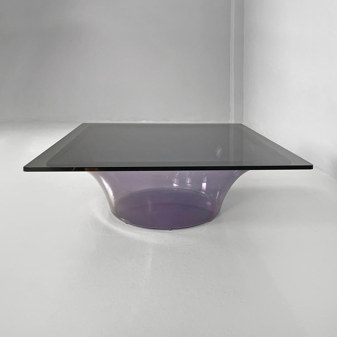 Moderne Table basse moderne italienne en plexiglas violet et verre fumé, 1970 en vente