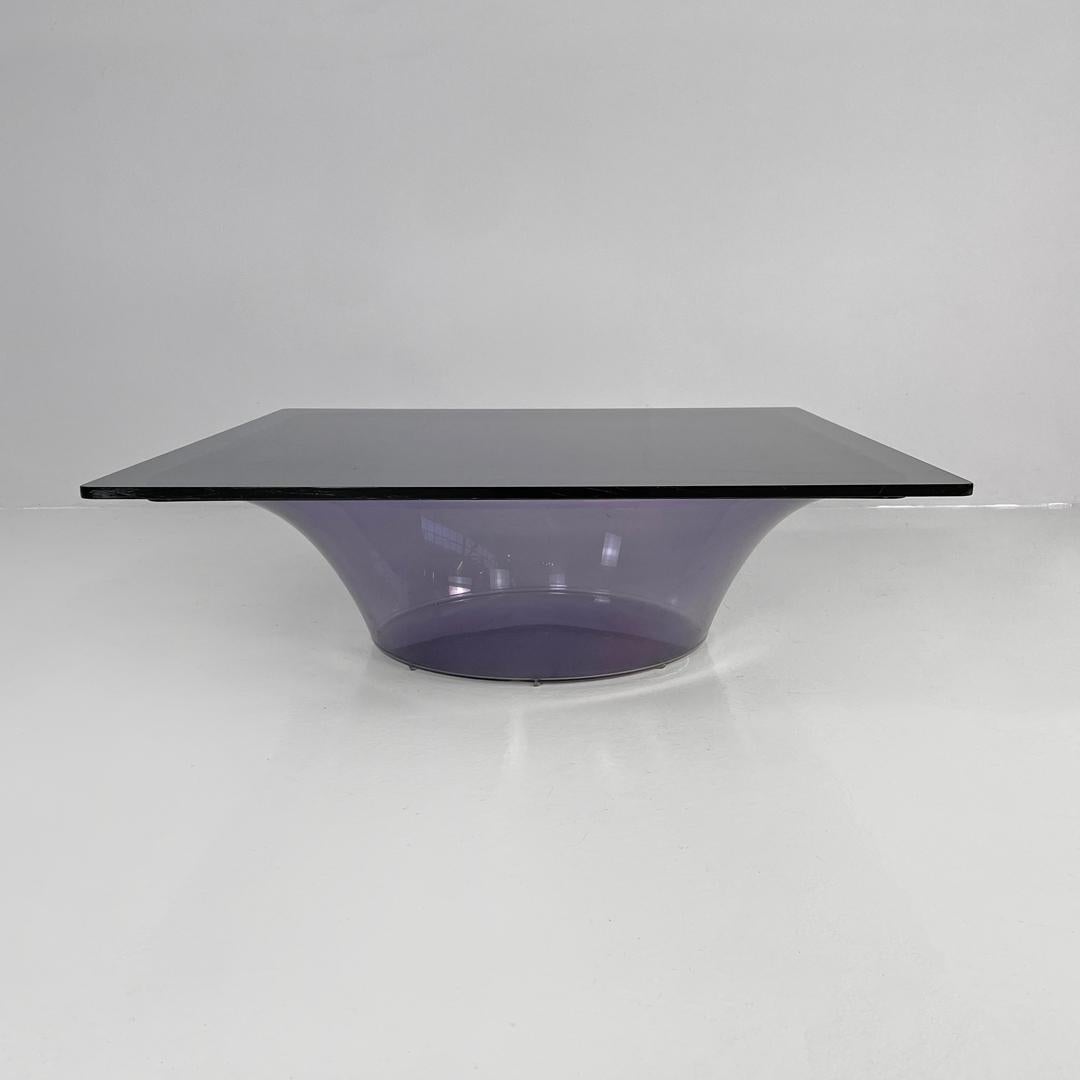 Table basse moderne italienne en plexiglas violet et verre fumé, 1970 Bon état - En vente à MIlano, IT