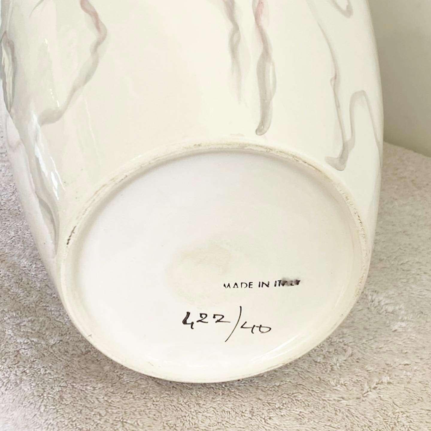 Wunderschöne postmoderne Vintage-Vase aus Keramik, hergestellt in Italien. Mit cremefarbener, glänzender Oberfläche und lila, blau-rosa Streifen auf der Oberfläche.
