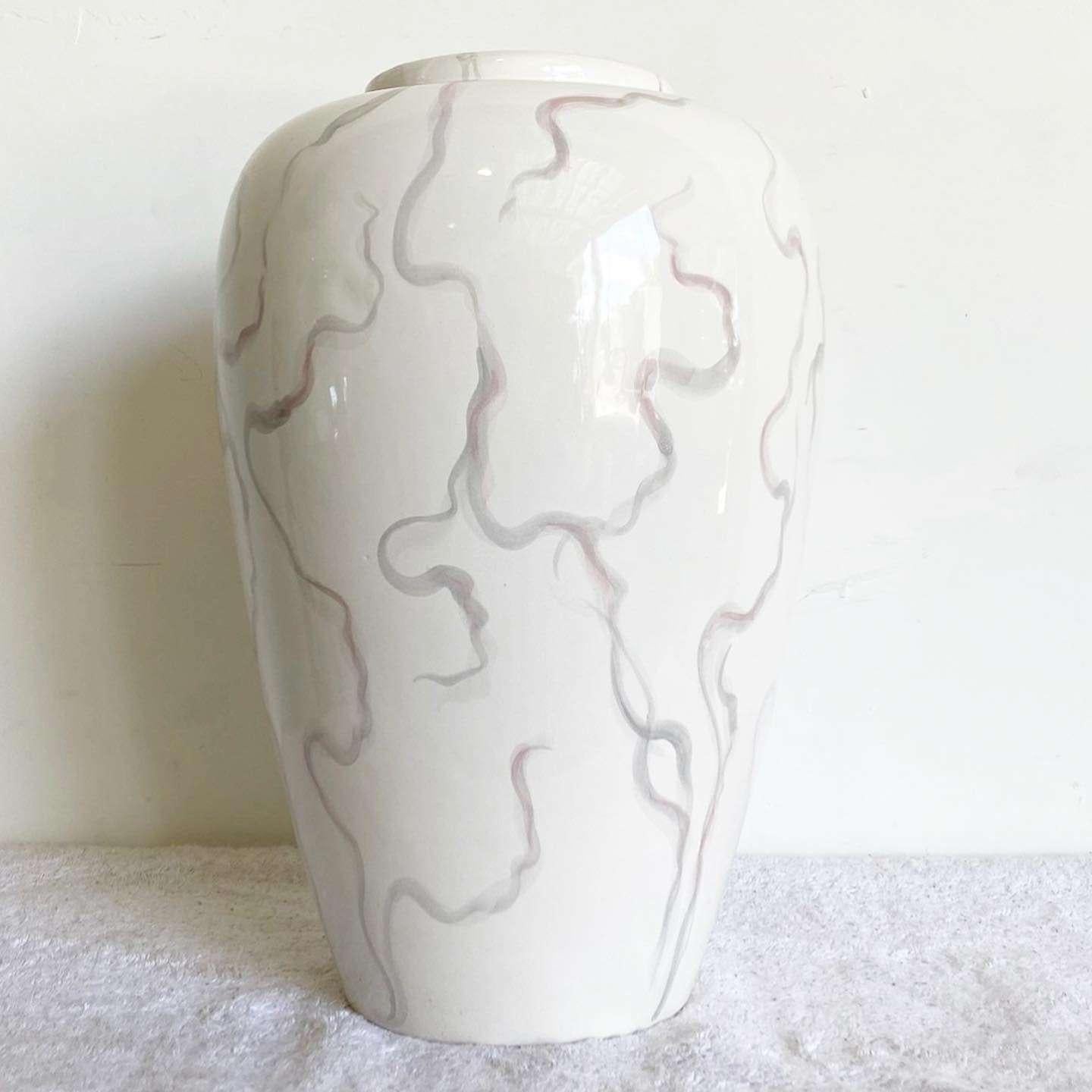 Italienische postmoderne cremefarbene Streak-Vase mit farbigem Streakholz (Postmoderne) im Angebot