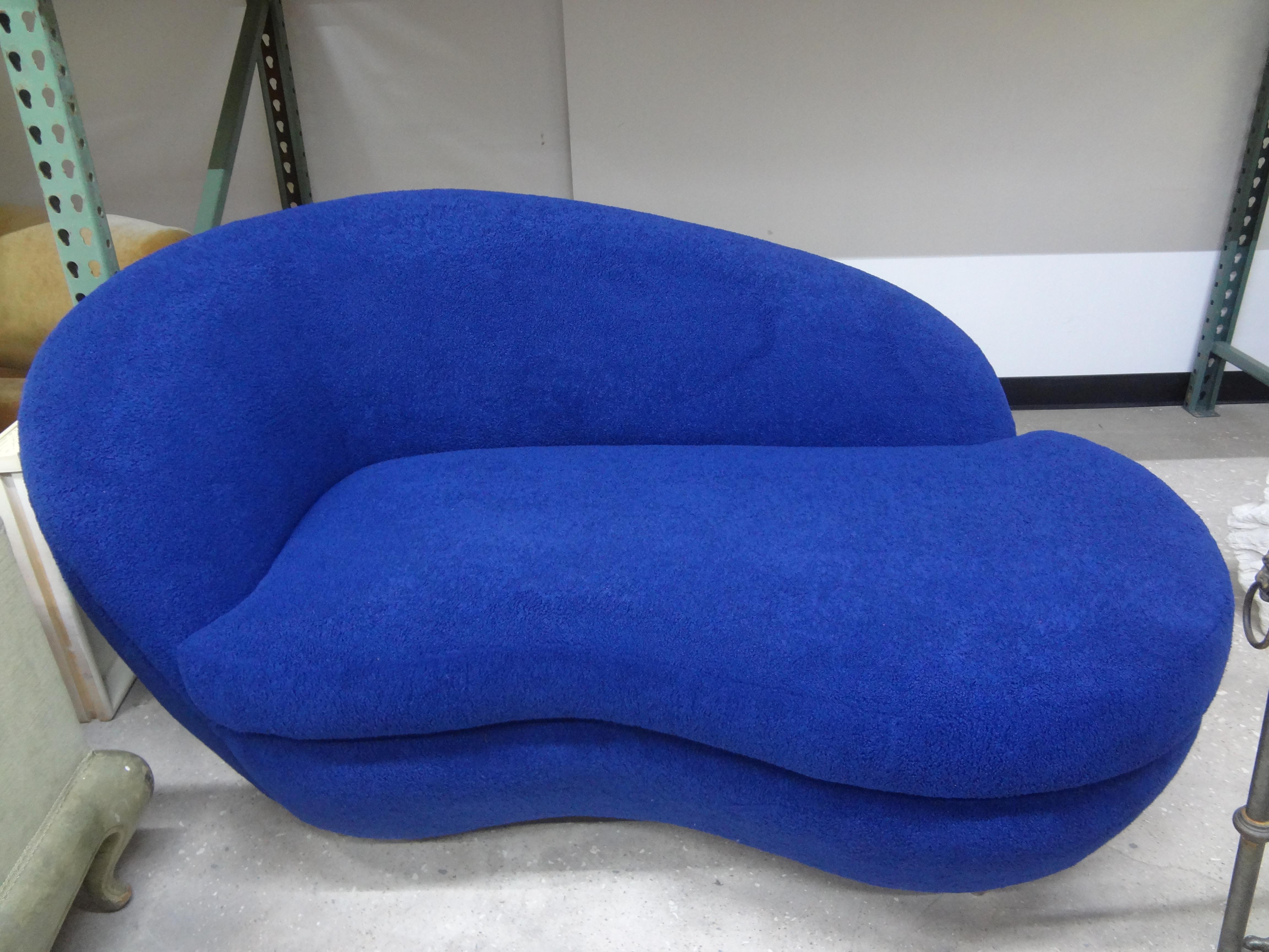 Loveseat o Sofá Escultural Curvo Moderno Italiano Posmoderno en venta