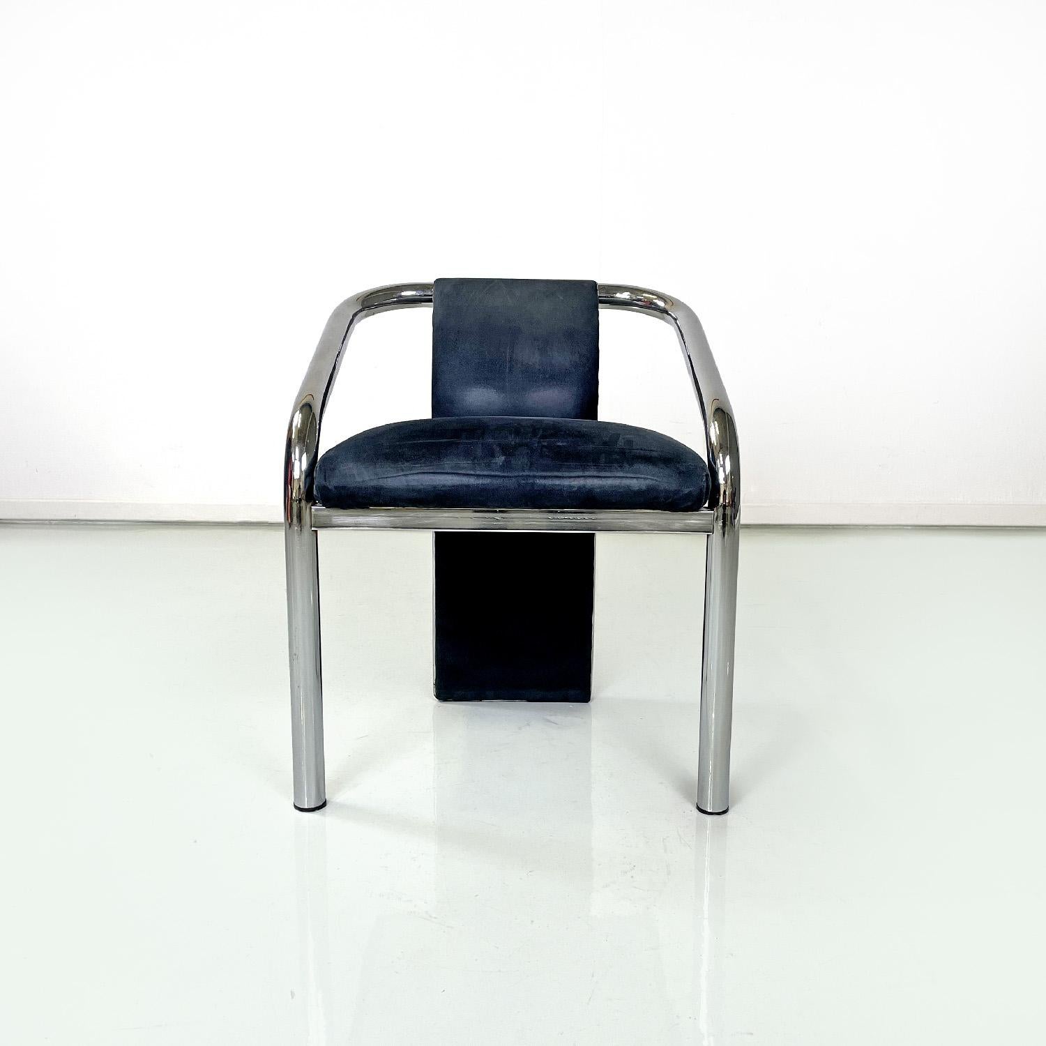 Sedie postmoderne italiane in velluto blu scuro e metallo cromato con braccioli anni '80
Set of four chairs with rectangular seat. The backrest extends to the floor, and is covered in deep dark blue velvet like the seat. La struttura è in tubolare