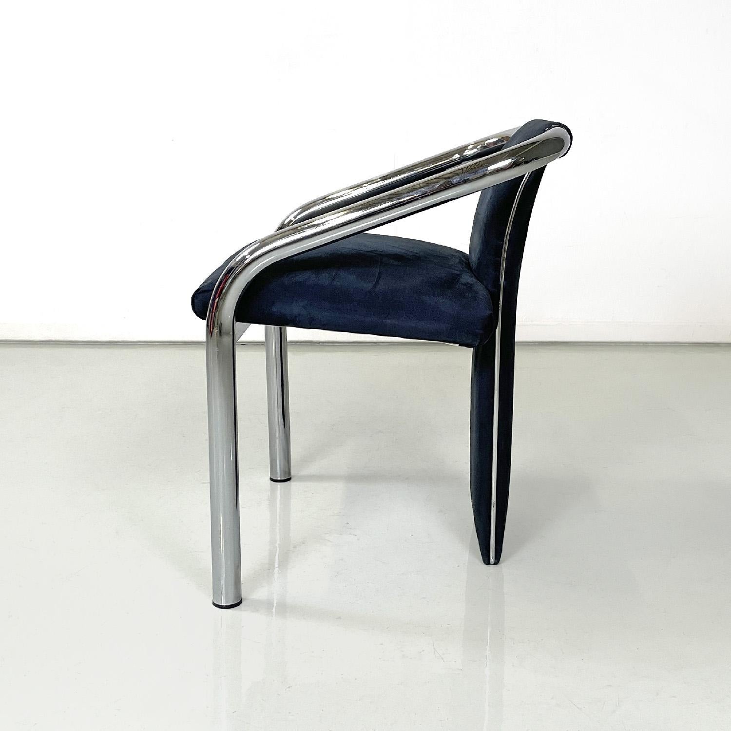 Italiano Sedie postmoderne italiane in velluto blu scuro e metallo cromato con braccioli anni '80 in vendita