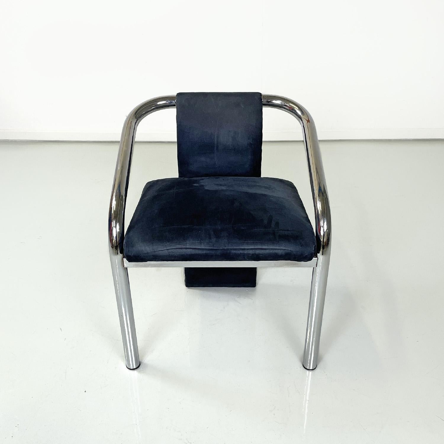 Fine XX secolo Sedie postmoderne italiane in velluto blu scuro e metallo cromato con braccioli anni '80 in vendita