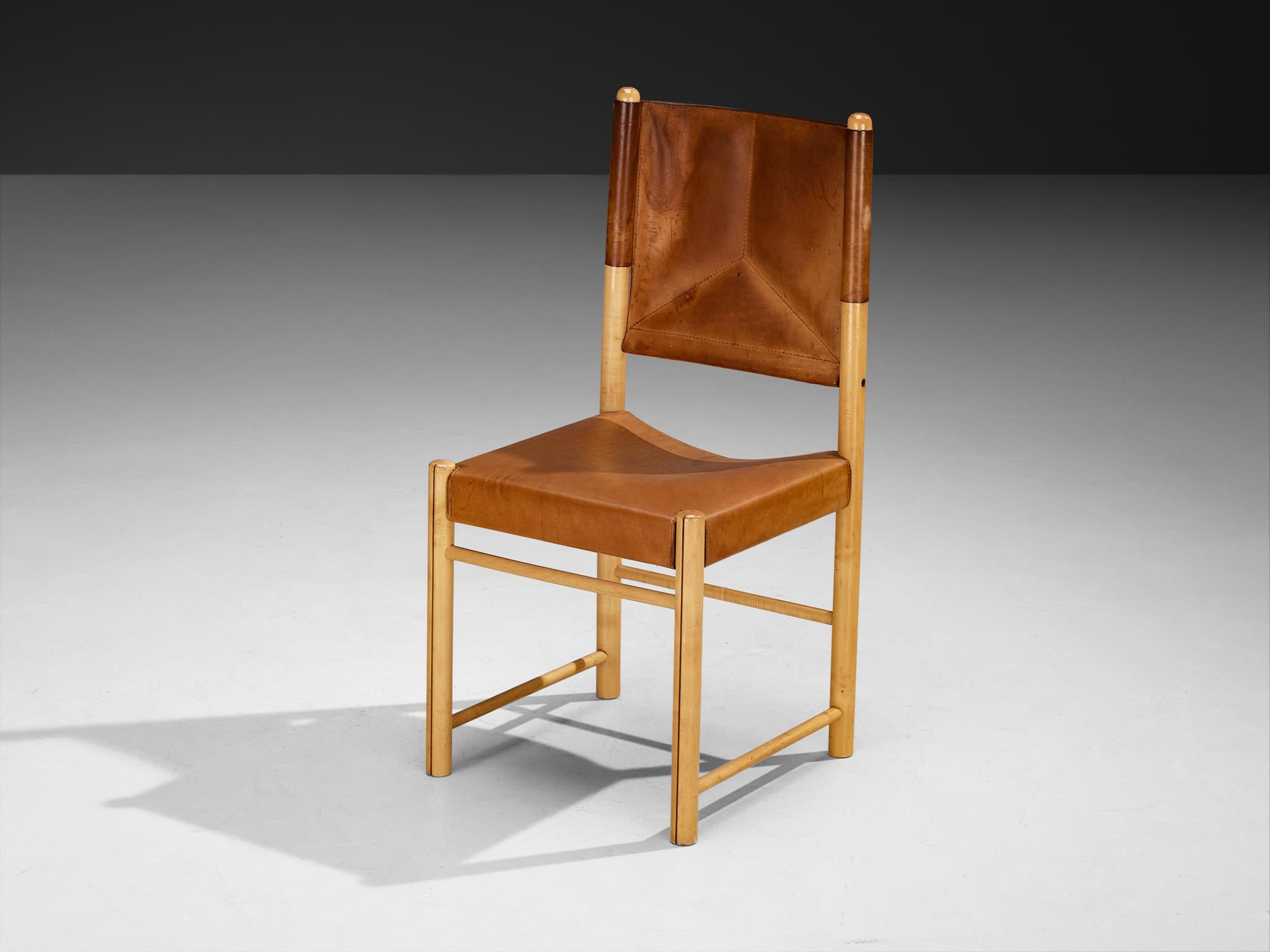 Chaise de salle à manger, hêtre, cuir, Italie, années 1970

Une chaise délicate, bien proportionnée, qui rehausse l'espace ou la pièce où l'on se trouve. Le cadre en bois est composé de poutres cylindriques auxquelles le cuir est fixé. Le dossier