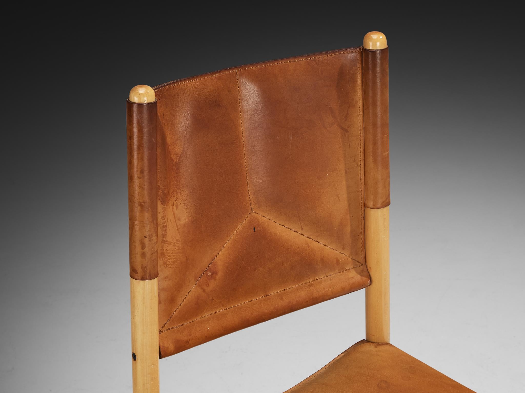 Chaise de salle à manger italienne postmoderne en cuir cognac en vente 1