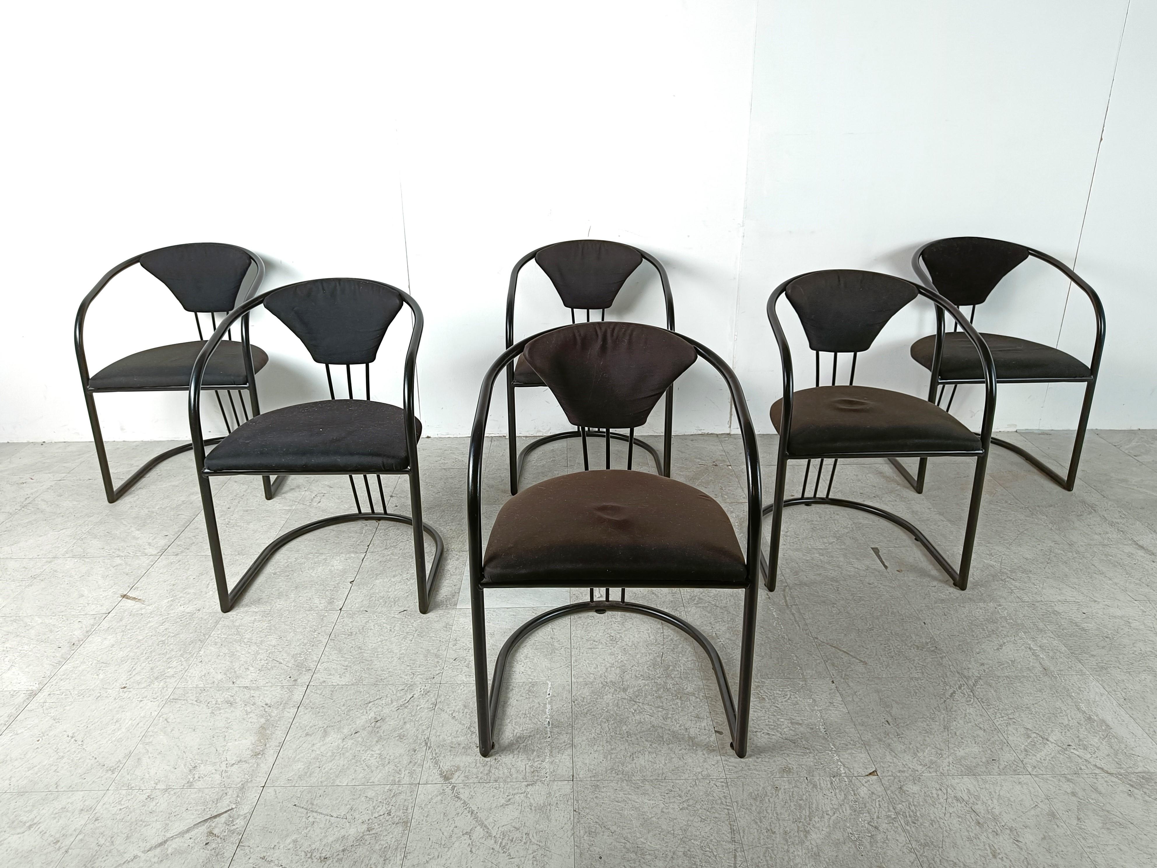 Vintage postmodern metal dining chairs with black fabric seats.

Elegant 1980s design.

Black fabric upholstery in good condition.

We can reupholster these chairs uppon request.

1980s - Italy

Dimensions:
Height: 80cm/31.49