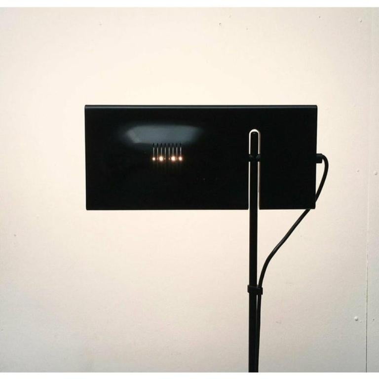 Rara lampada a stelo della serie duna del produttore italiano PAF Studio.

Un design elegante proveniente dall'Italia. Il corpo vero e proprio della Luminaire è un disco piatto e rettangolare che si trova all'estremità di un braccio. La lastra è