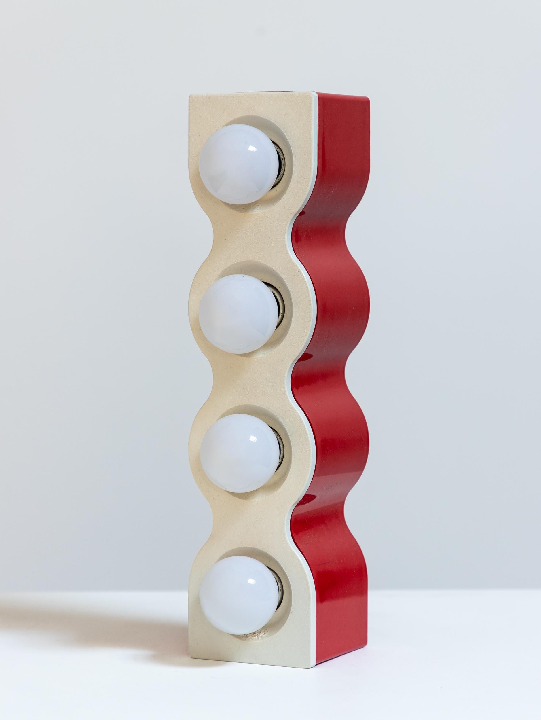 Postmoderne Leuchte Sinus in Rot, entworfen von Ettore Sottsass für Stilnovo. Mit ihrer dynamischen, wellenförmigen Form und der freiliegenden Lichtquelle zeigt diese skulpturale Leuchte skurrile Kurven und eine kräftige Grundfarbe, die eine starke