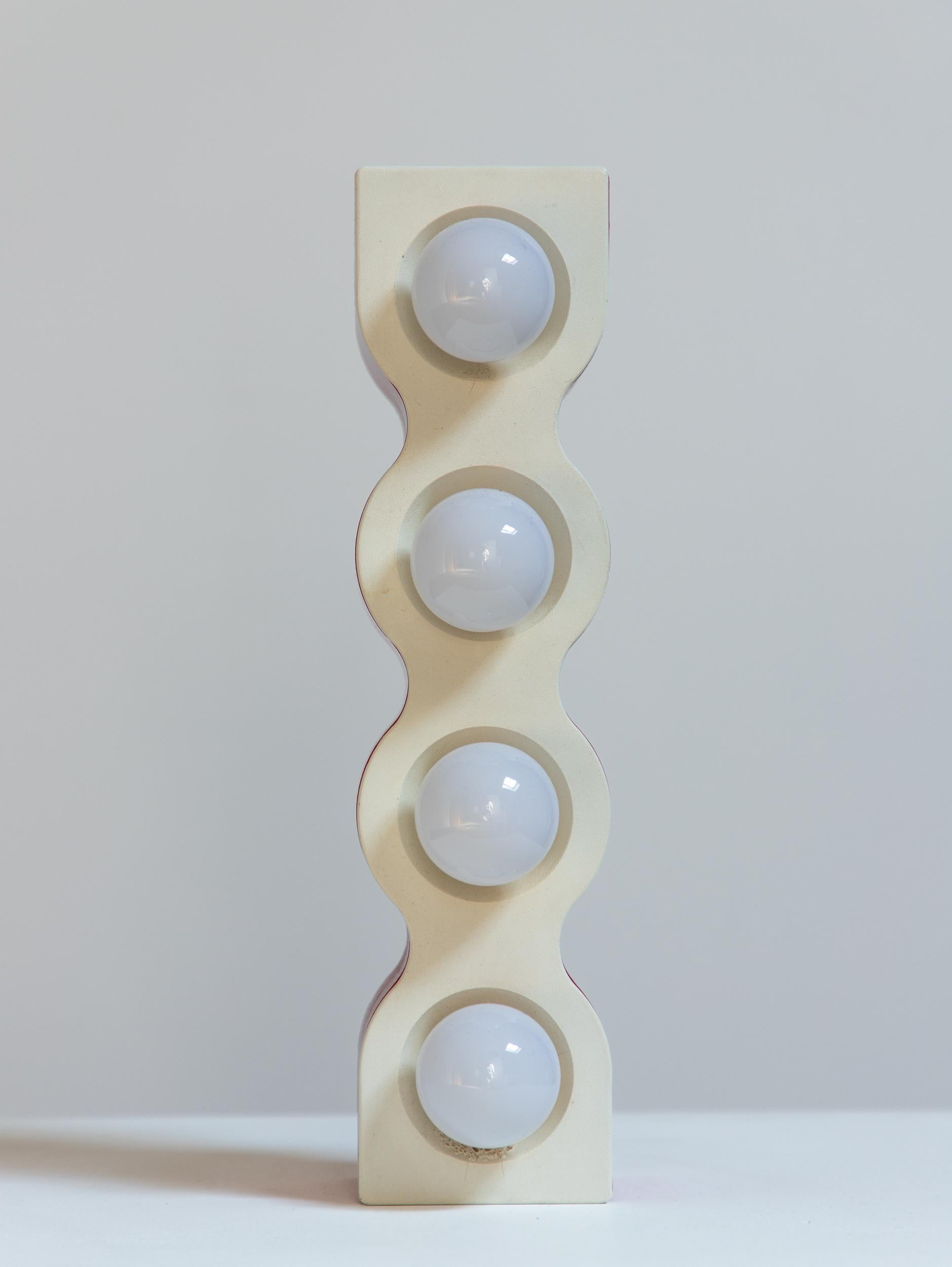 Italienische postmoderne Lampe Sinus, Ettore Sottsass für Stilnovo Sinus, rot (Ende des 20. Jahrhunderts) im Angebot