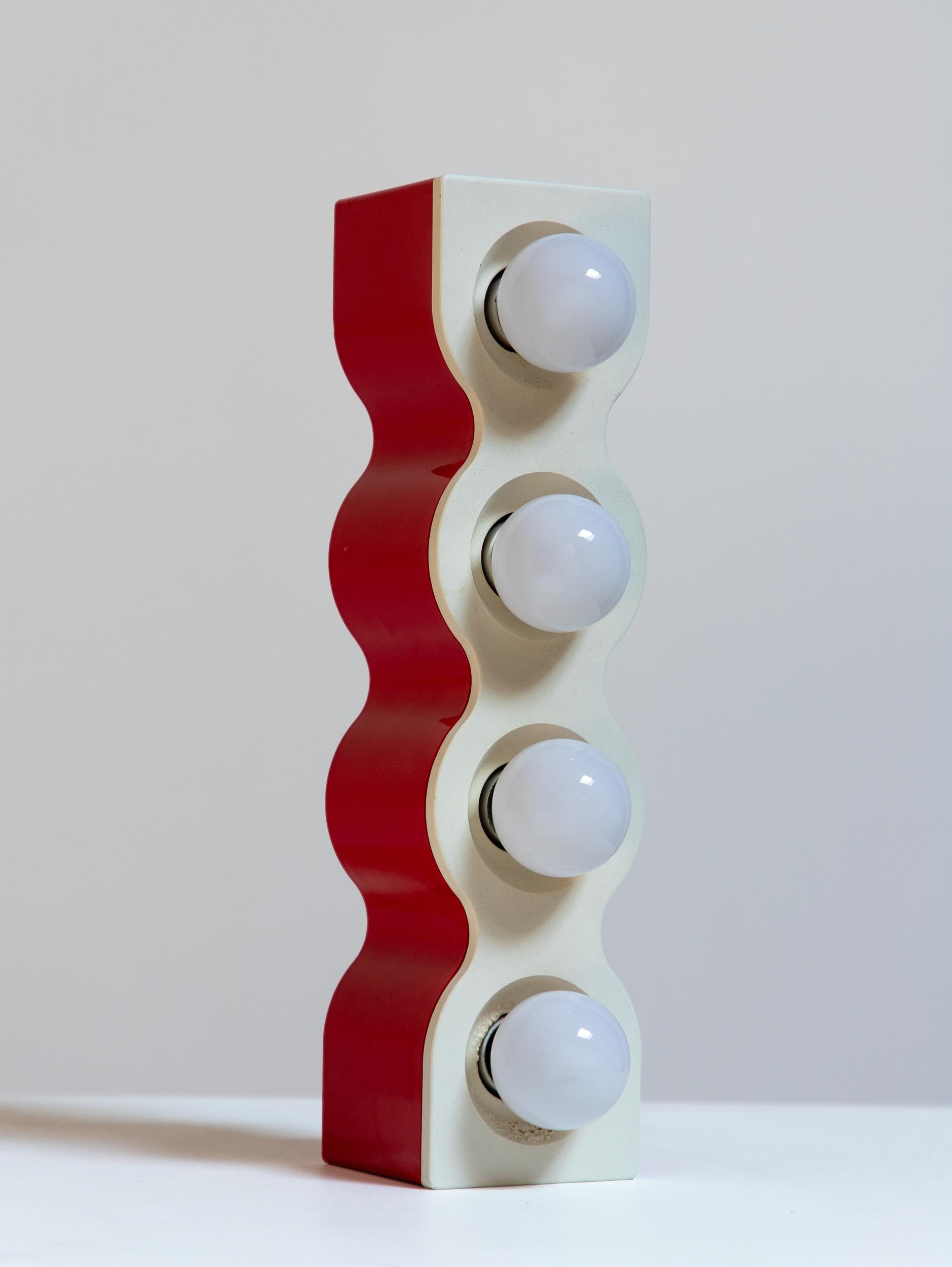Italienische postmoderne Lampe Sinus, Ettore Sottsass für Stilnovo Sinus, rot (Kunststoff) im Angebot