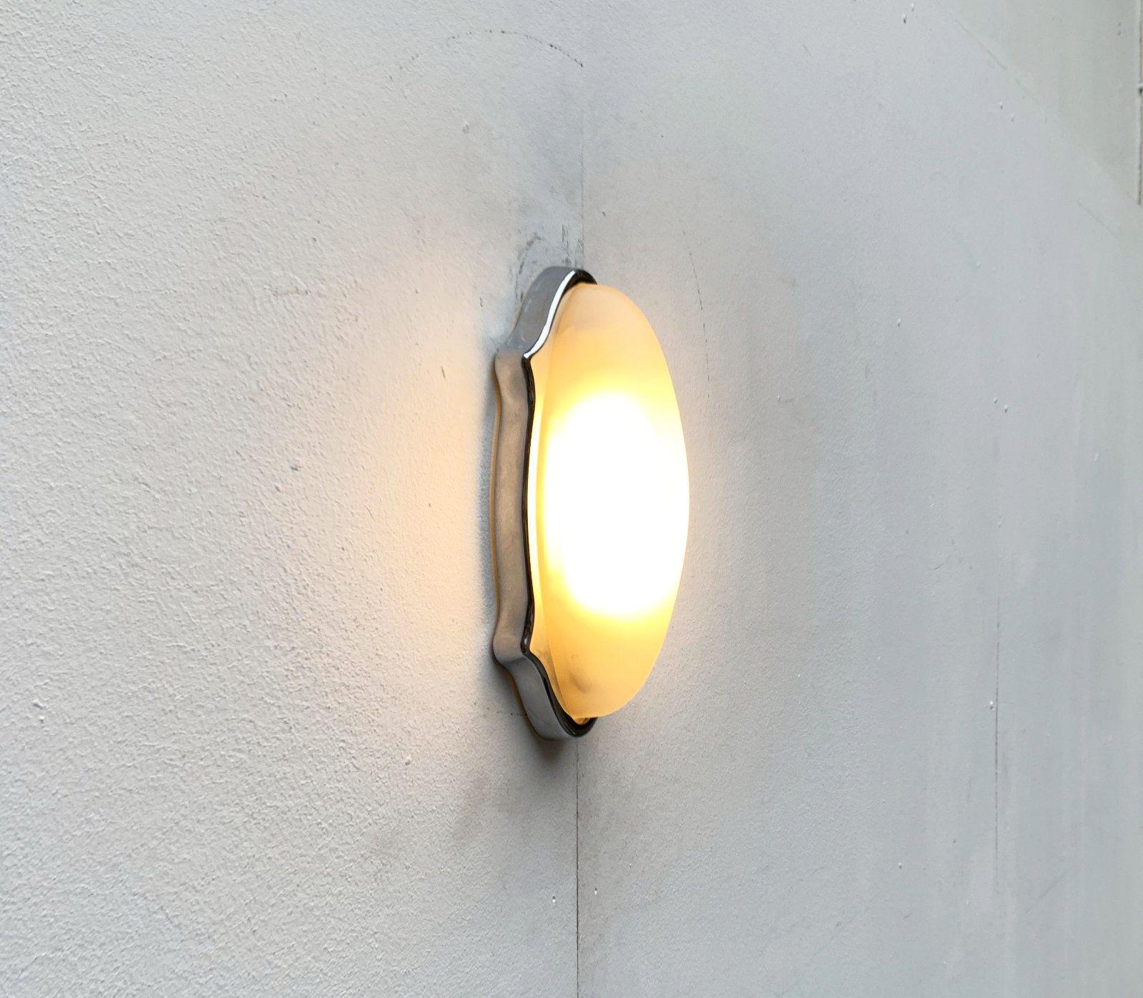 Italian Postmodern Geco 1 Indoor and Outdoor Wall Lamp by Luciano Pagani and Angelo Perversi for Arteluce, 1990s

Wall or ceiling lights from the italian manufacturer arteluce/flos after a draft by luciano pagani and angelo perversi from the early