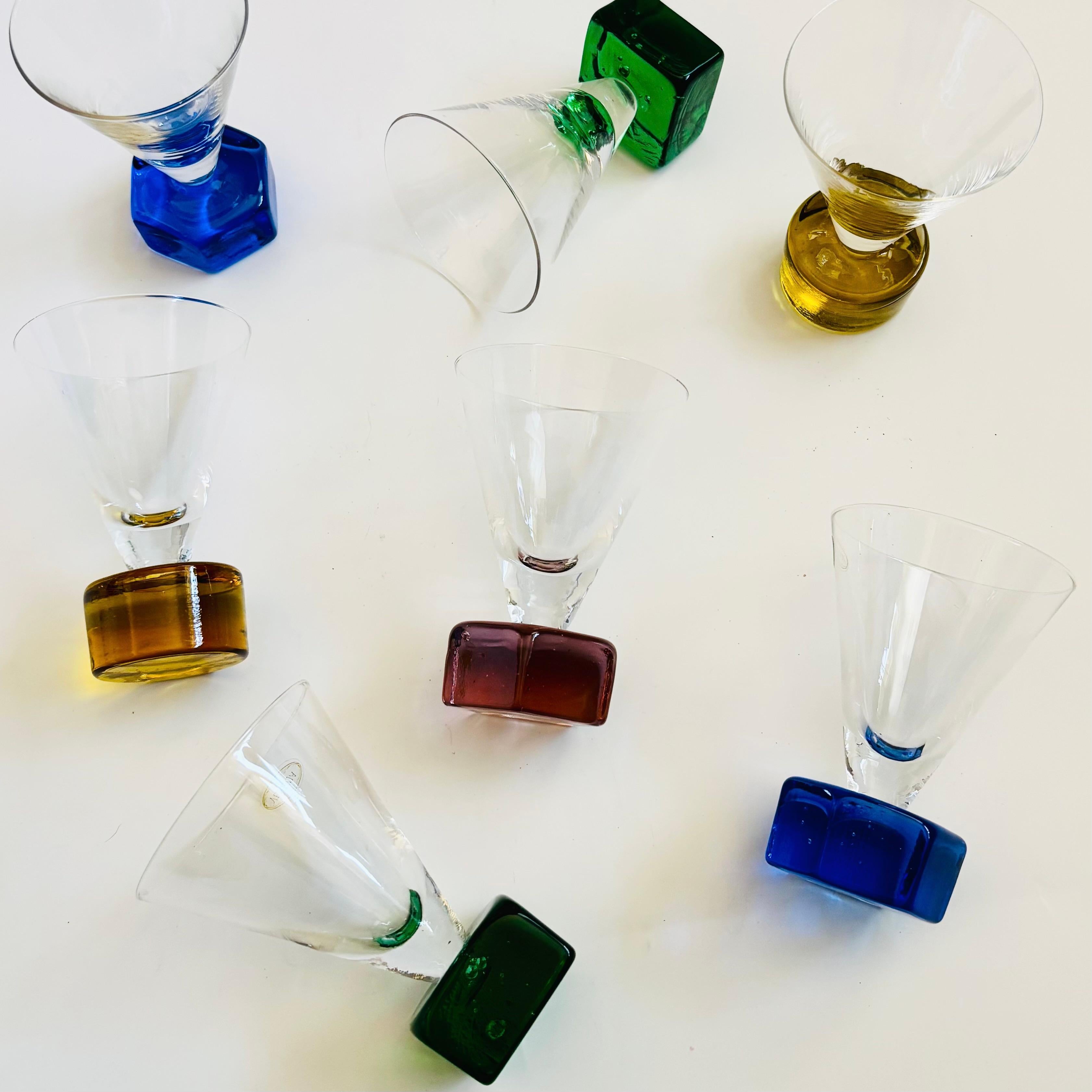 Juego de 7 copas de cordial italianas vintage. Gran diseño posmoderno en forma de mini copas de martini, cada una con una base geométrica en varios colores. Algunos tienen la pegatina original, fabricada por Venezia.

