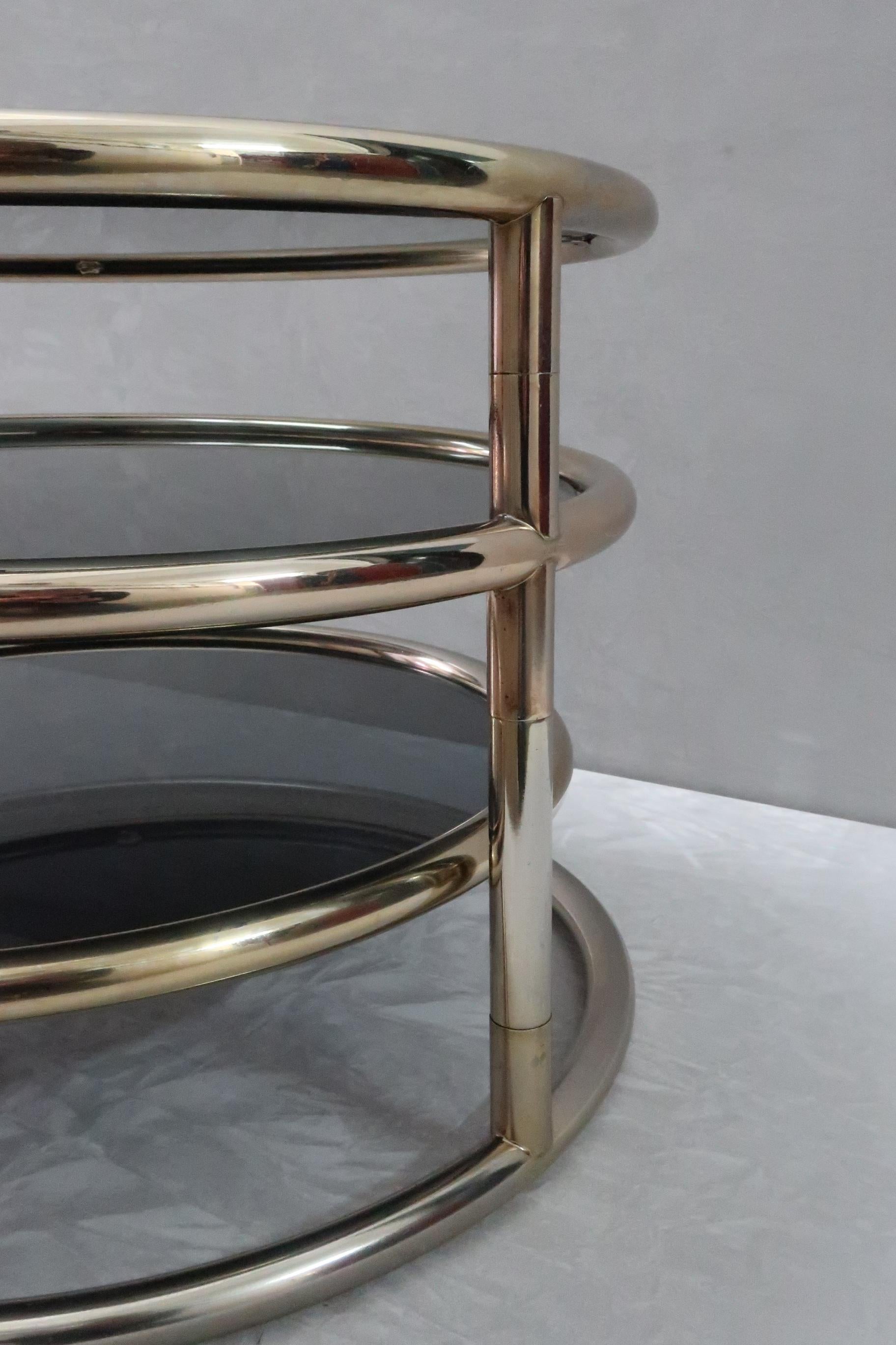 Verre fumé Table basse pivotante italienne postmoderne dorée dans le style de Milo Baughman en vente