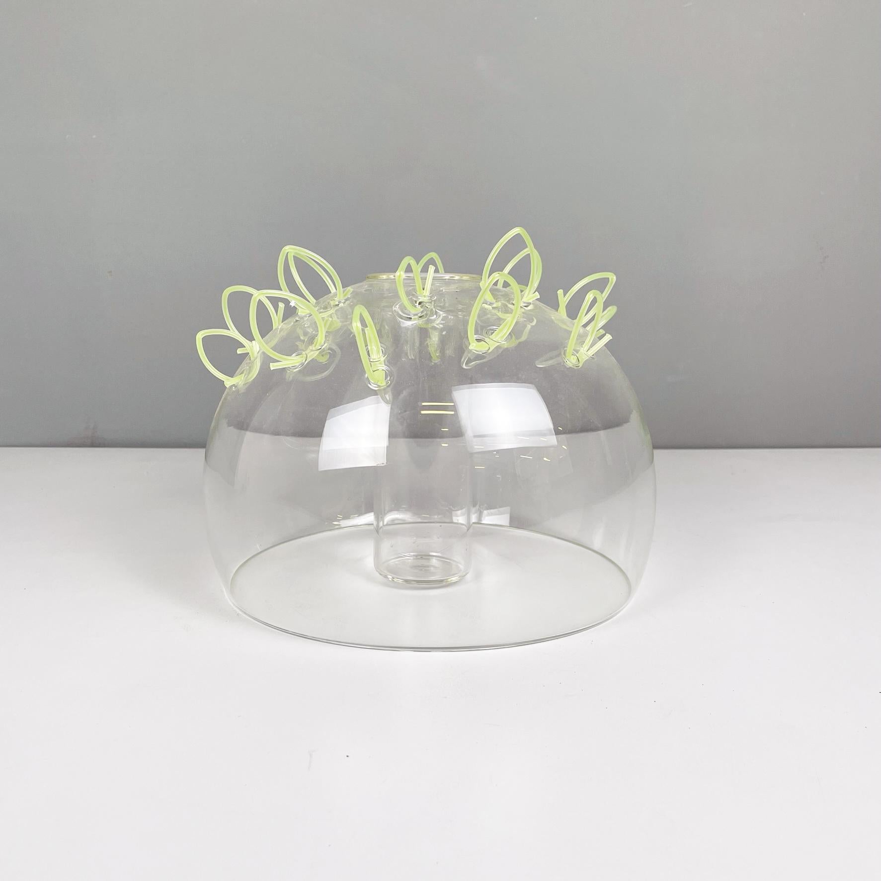 Vase italien postmoderne en verre et plastique vert de Cleto Munari, années 2000
Vase hémisphérique en verre perforé. Il y a de petits fils de plastique vert clair dans les trous. Il possède une structure interne cylindrique où l'on place les