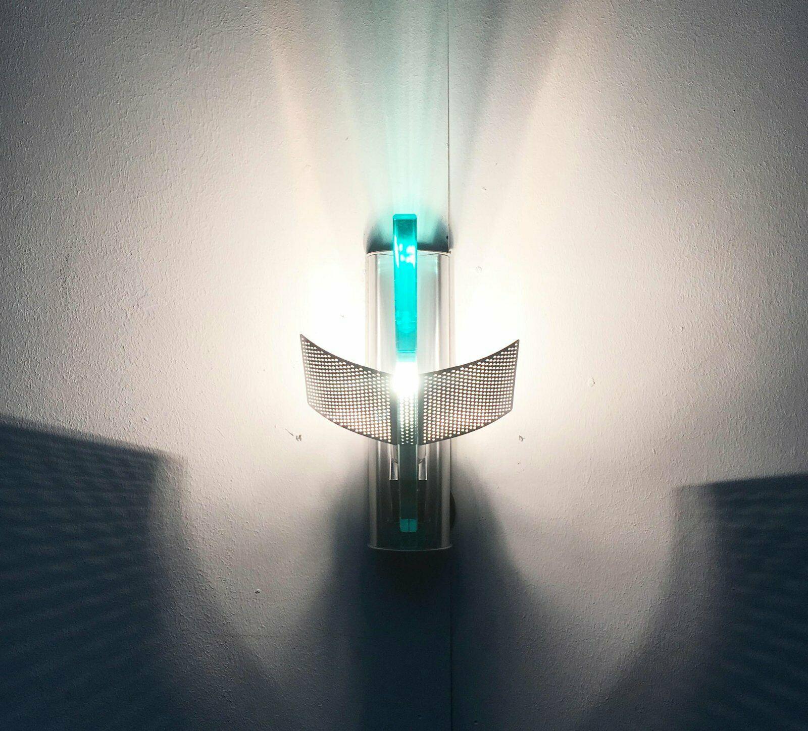 Elegantes apliques del fabricante italiano artemide basados en un diseño de carlo forcolini de los años 80.

el icaro de artemide es un clásico del diseño de los años 80. Muy elegante y de alta calidad en materialidad y lenguaje de diseño. El grueso