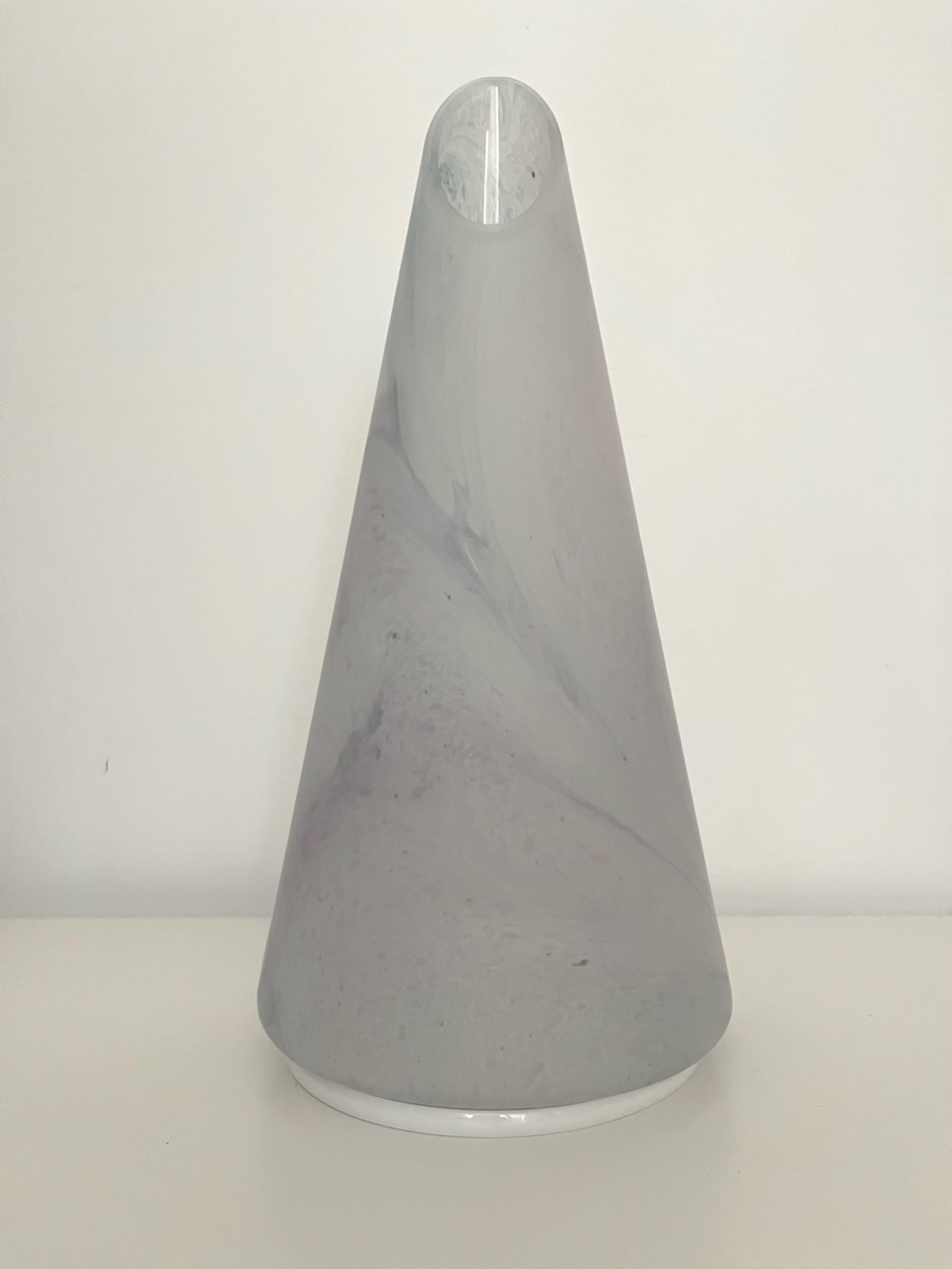 Beauty Murano glass Cone shape Table Lamp. Ce luminaire a été réalisé et fabriqué dans les années 1980 en Italie.
Cette lampe de table est équipée d'une douille (E27). Un électricien professionnel a vérifié et préparé la pièce pour qu'elle puisse