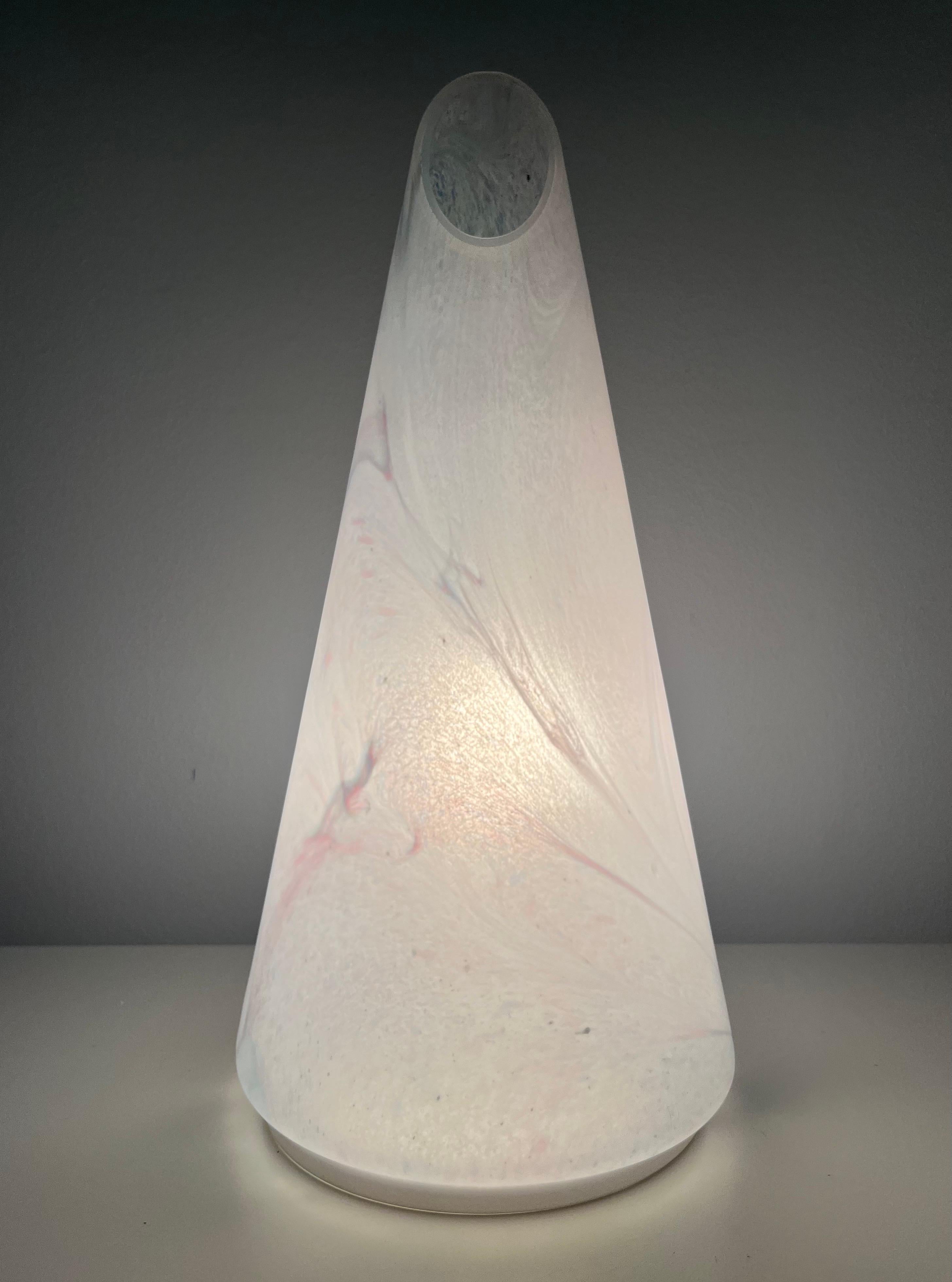 Postmoderne Lampe de table cône postmoderne italienne en verre de Murano irisé, années 1980 en vente