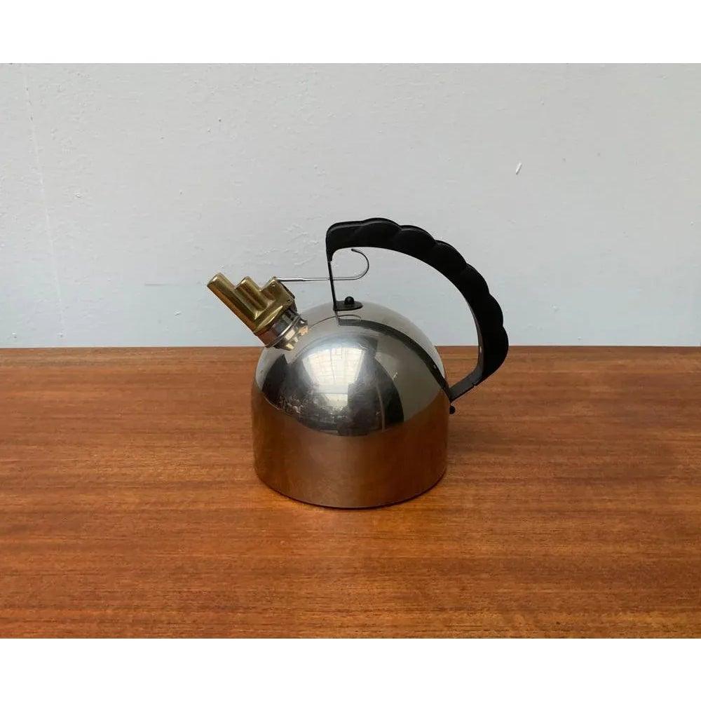 Hervidor italiano postmoderno de Richard Sapper para Alessi, en muy buen estado. Diseñado de 1980 a 1989 Esta pieza tiene una marca de atribuciónEs completamente auténtica 

Más información:
Materiales: Metal
Marca: Alessi
Estilos: Memphis,